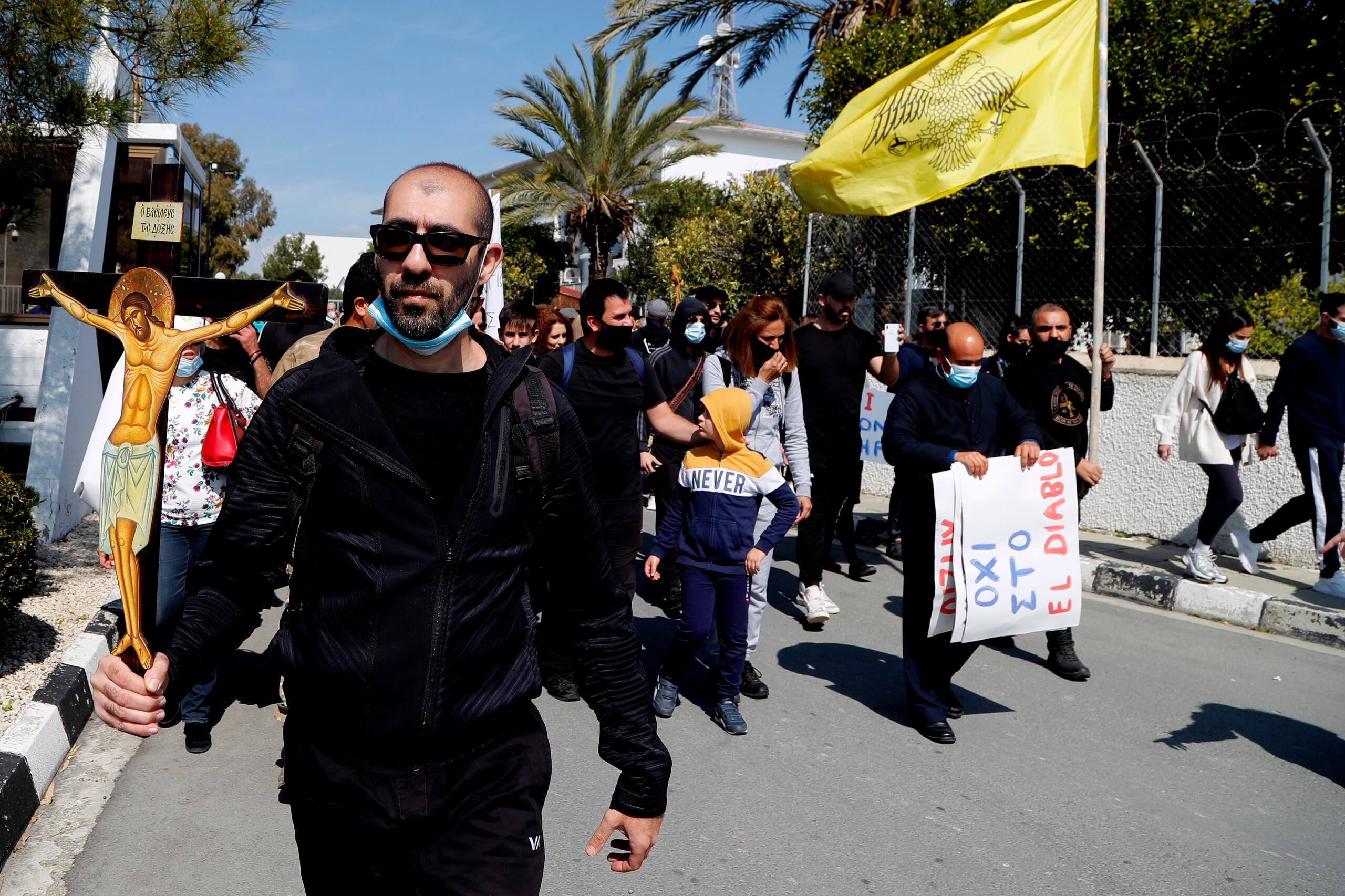 Manifestantes se concentran frente a la emisora estatal chipriota en Nicosia, Chipre, en apoyo al llamado de la iglesia ortodoxa a retirar del concurso Eurovisión la canción El Diablo, presentada por el país.