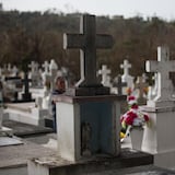 Investigan daños en varias tumbas del cementerio de Coamo