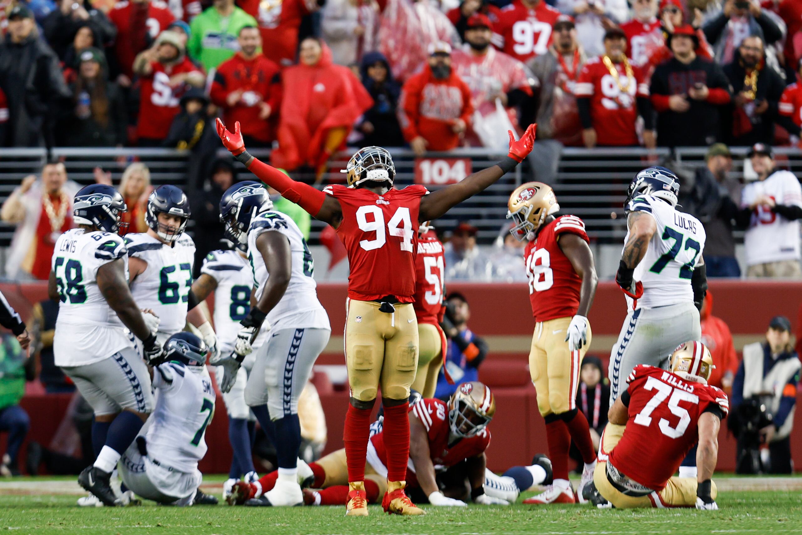 El defensive end Charles Omenihu (94) de los 49ers de San Francisco festeja durante el partido contra los Seahawks de Seattle, en Santa Clara, California, el sábado 14 de enero de 2023. (AP Foto/Jed Jacobsohn)