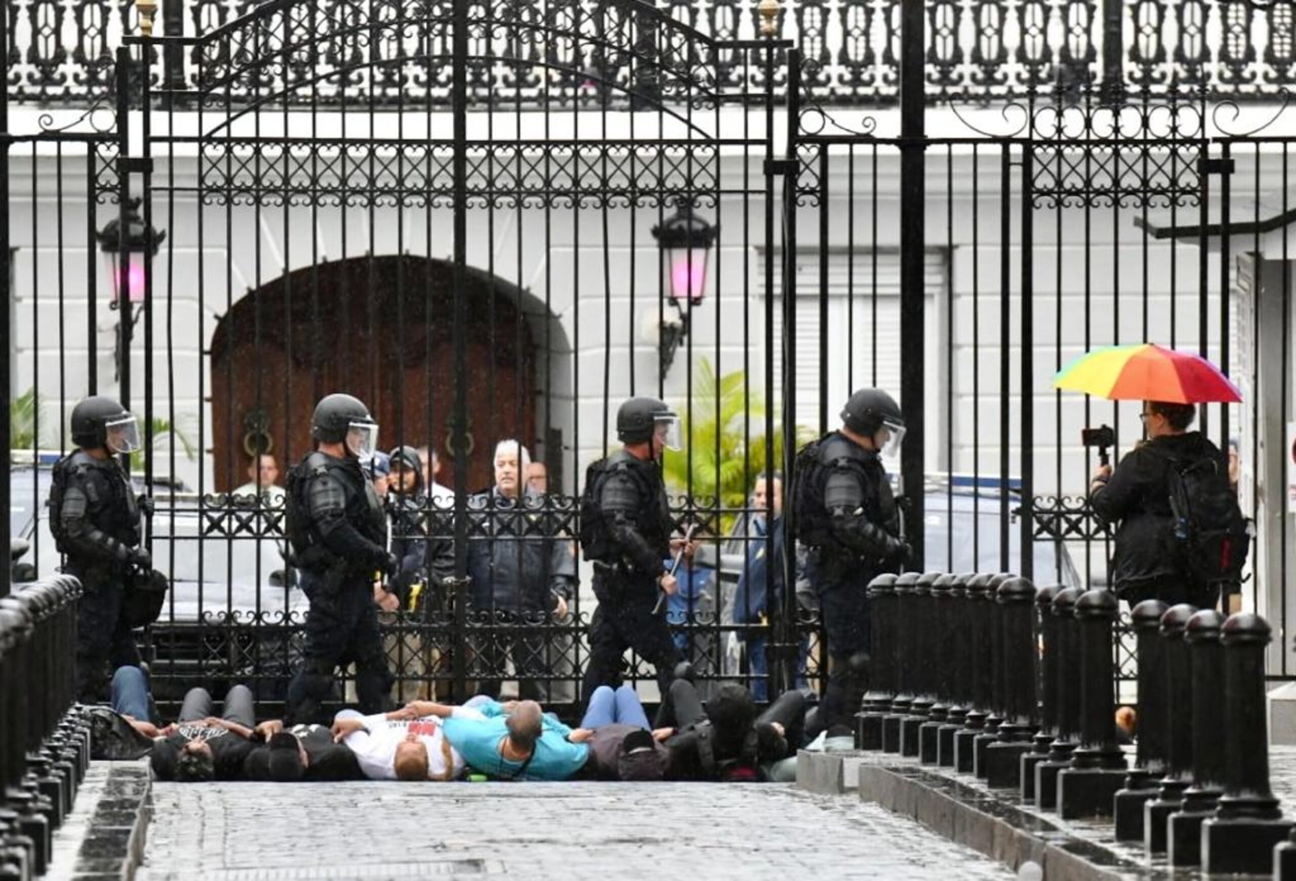 Los arrestados se acostaron sobre los adoquines y con sus brazos entrelazados para manifestarse contra LUMA Energy.