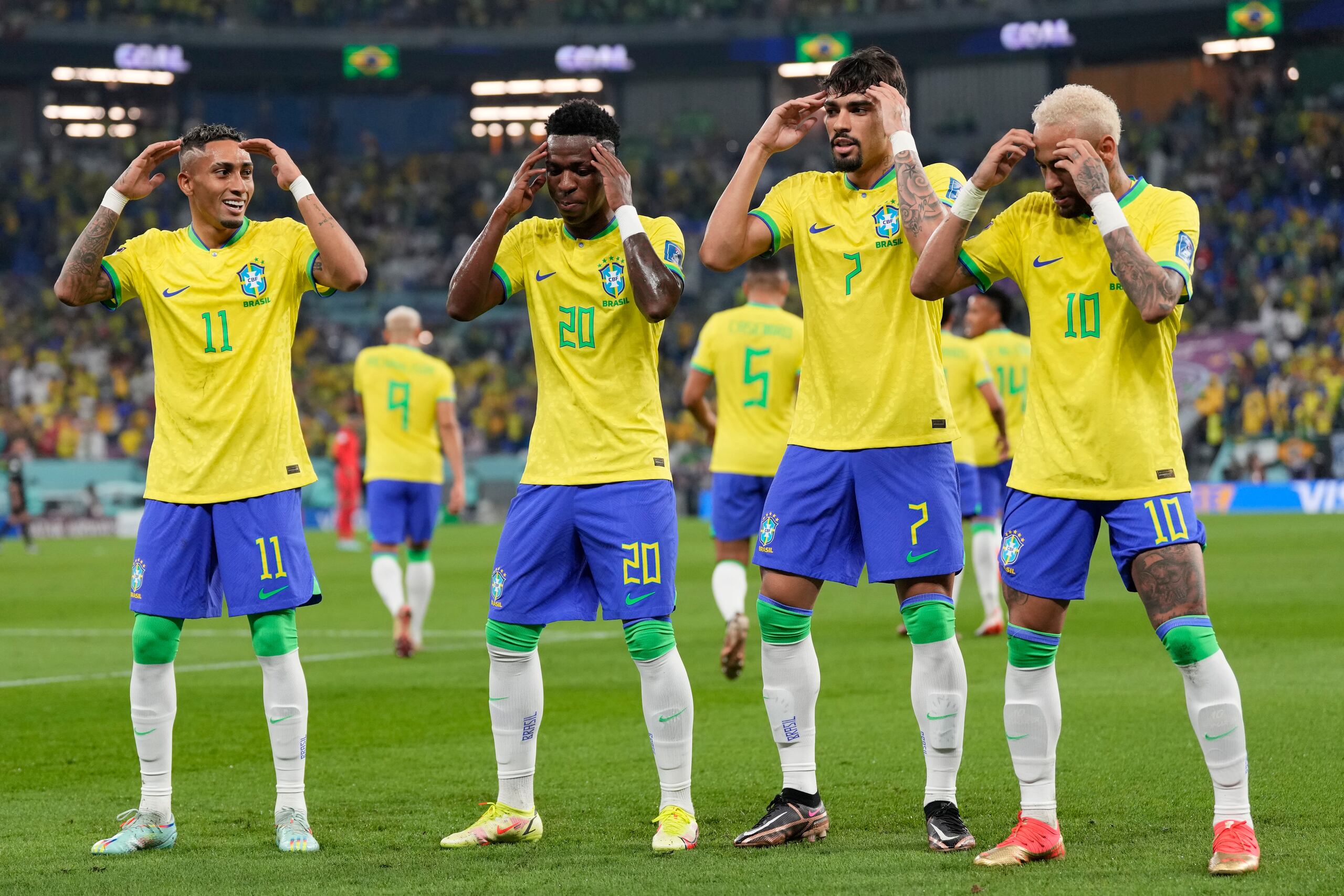 Vinicius Junior (20) celebra con un baile junto a compañeros de equipo de Brasil luego de anotar el primero de cuatro goles contra Corea.