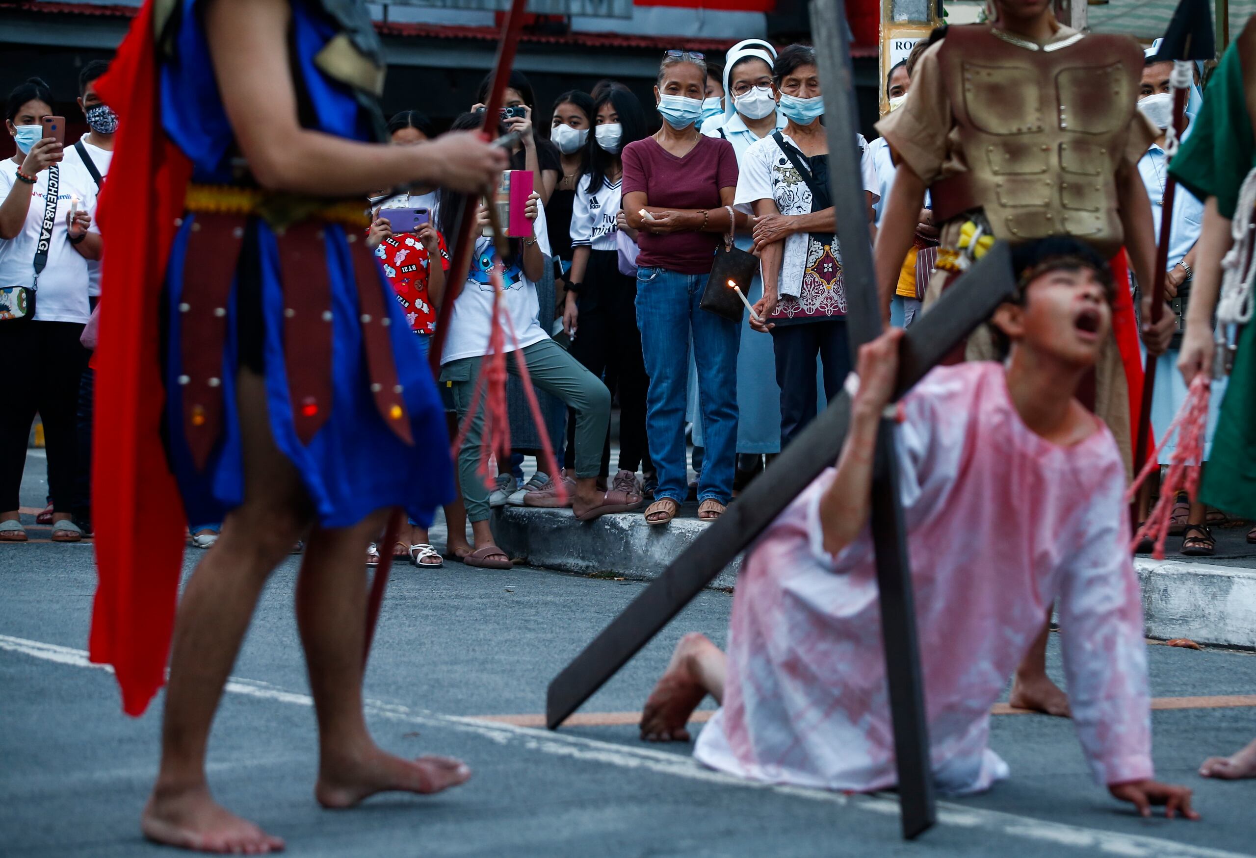 Algunos recorren el trayecto autoflagelándose; otros emulan a Jesucristo cargando cruces por las vías públicas.