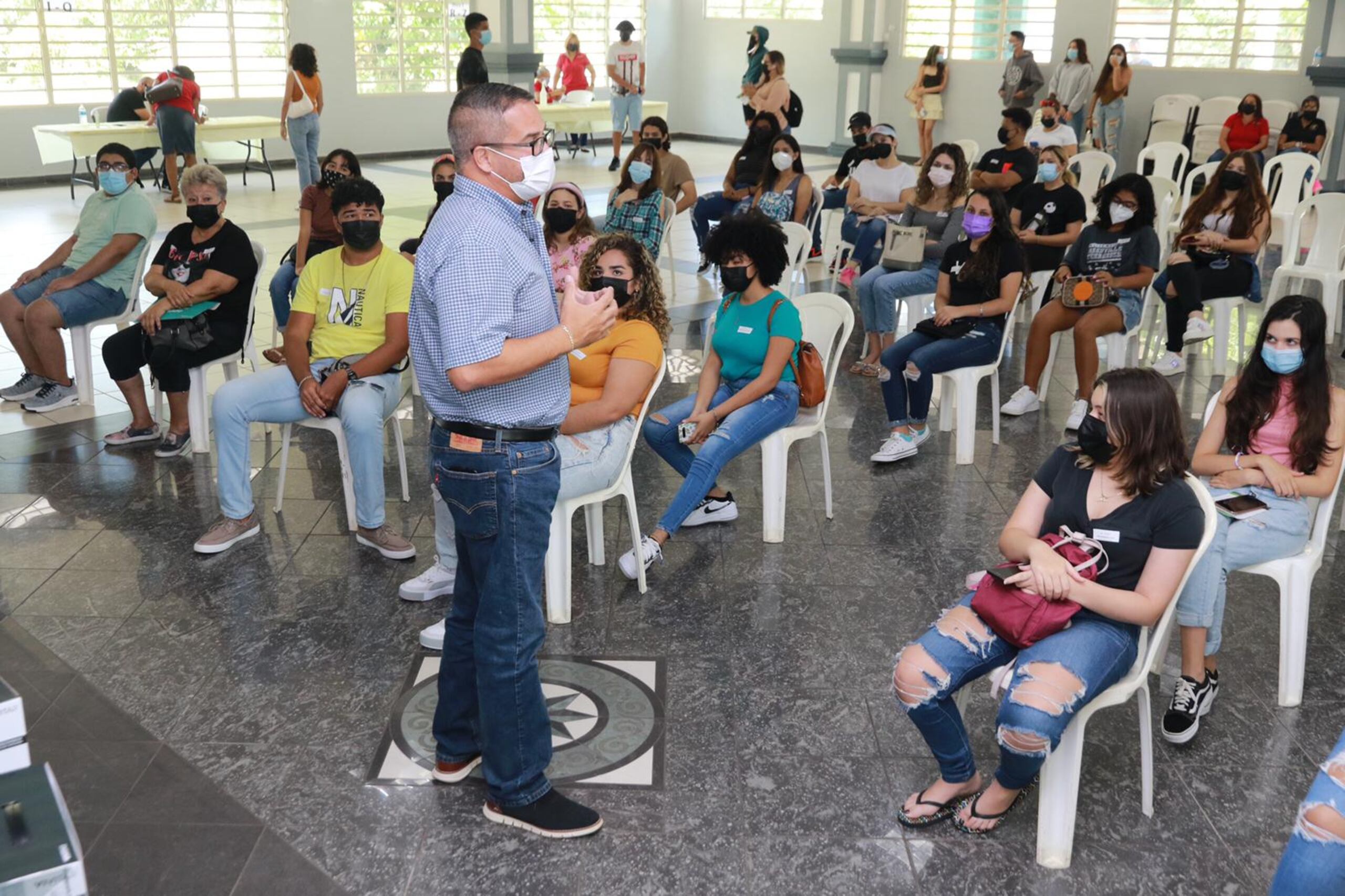 El alcalde Marcos Cruz Molina se dirige a los graduados en el Auditorio Tortuguero de Vega Baja.