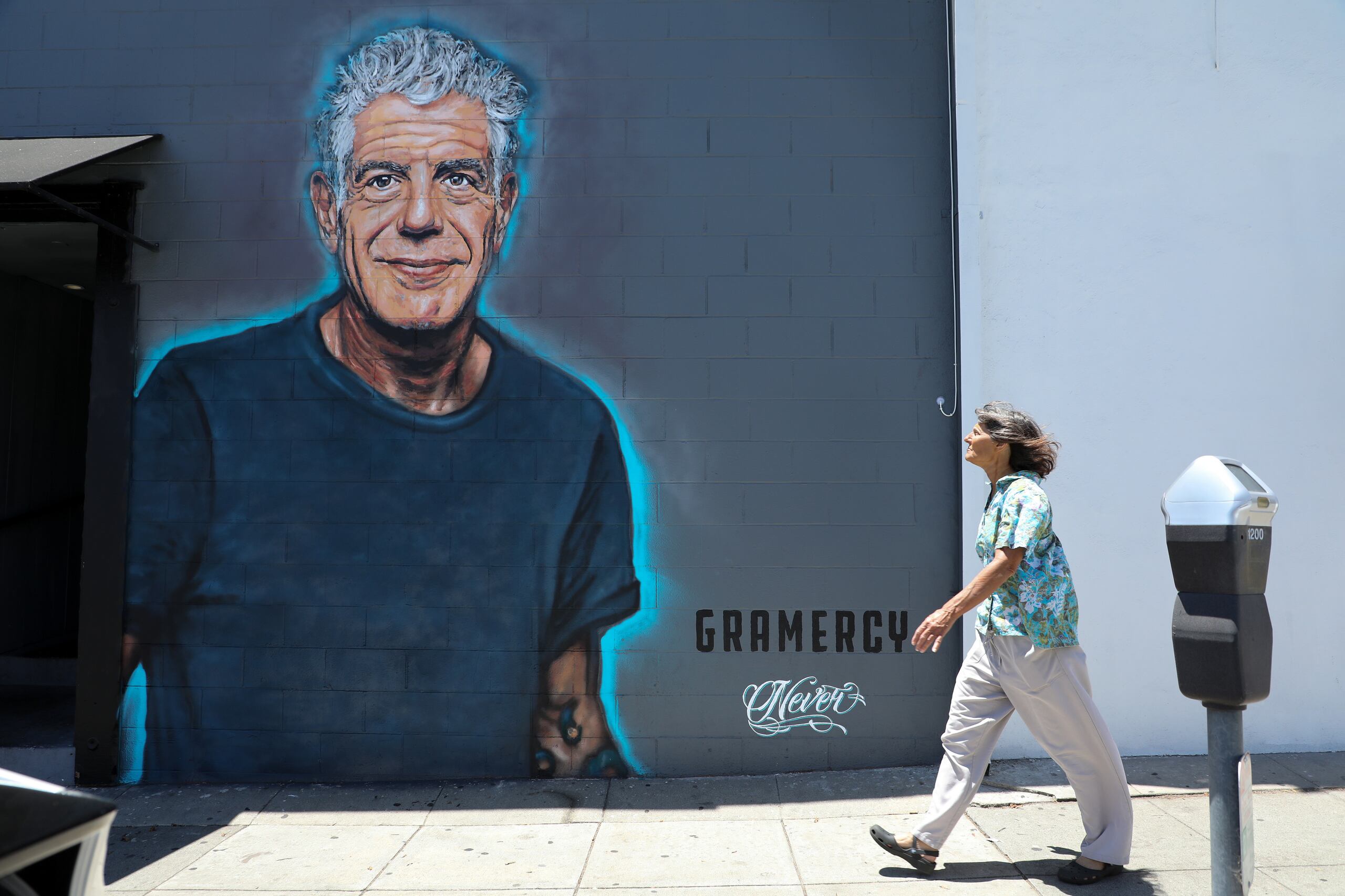 Vista de un mural recién pintado en memoria de la celebridad gastronómica Anthony Bourdain, en una imagen de archivo. EFE/EUGENE GARCIA
