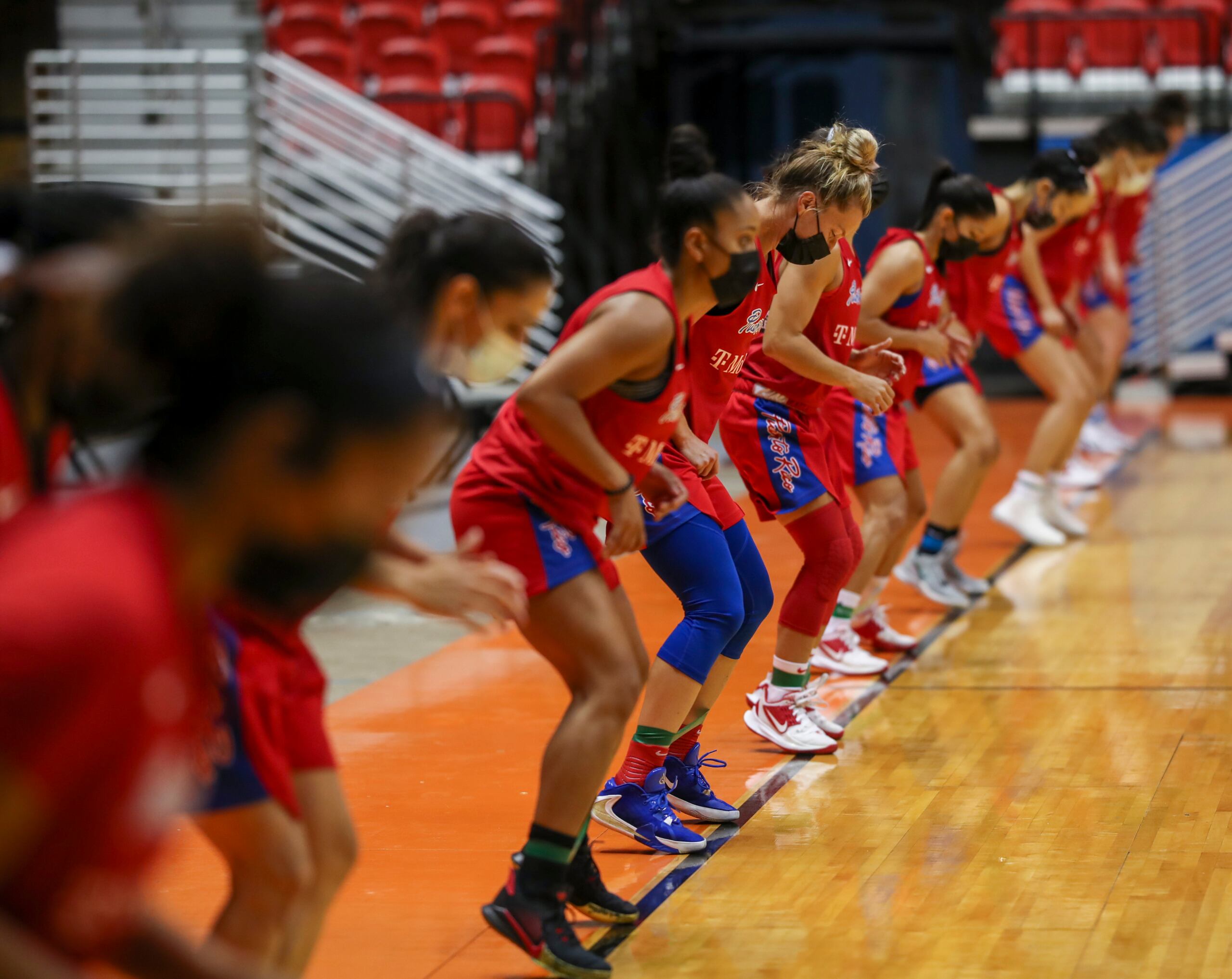 El Equipo Nacional calienta antes de iniciar la práctica nocturna del martes.