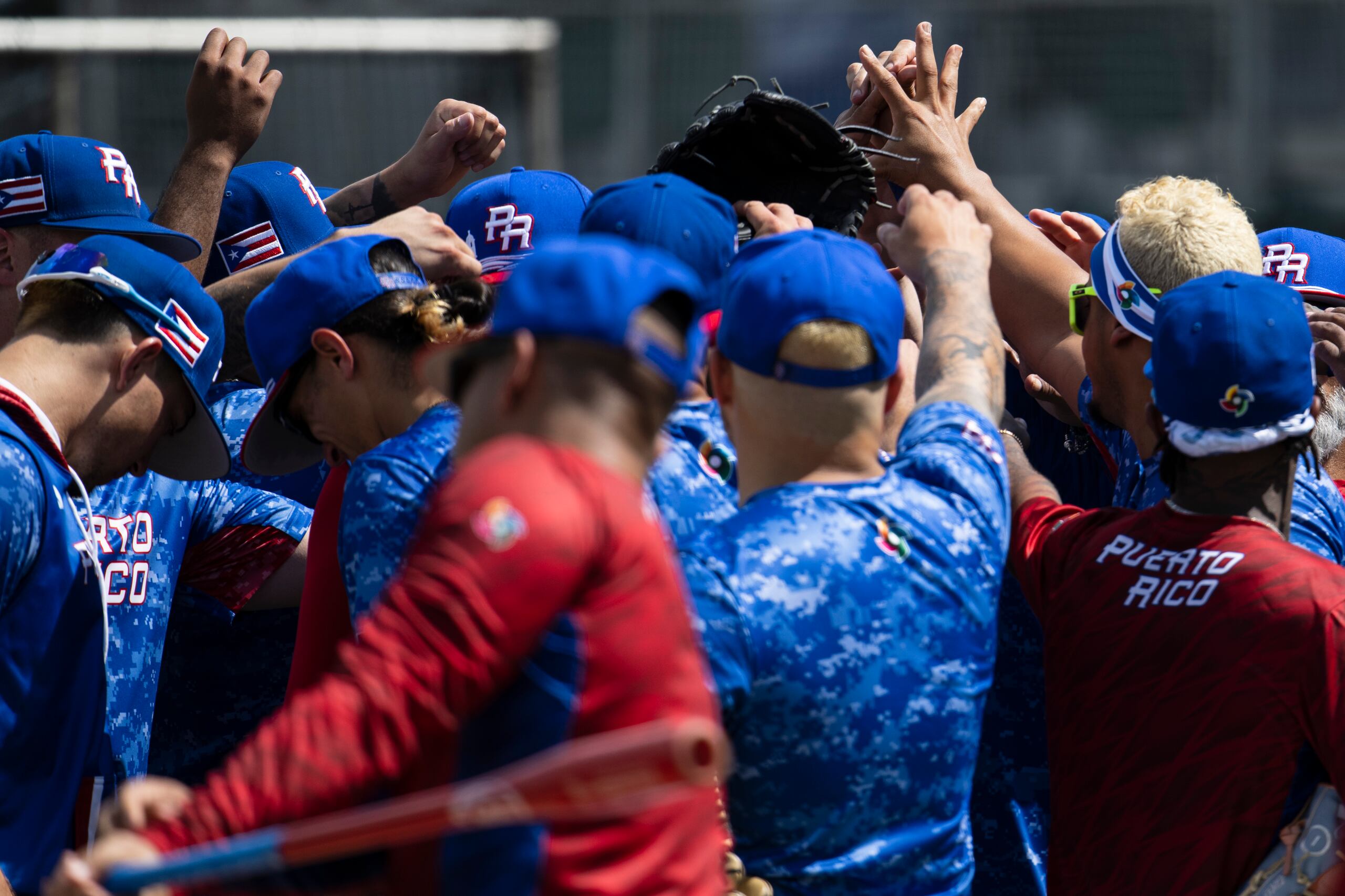 El Equipo de Puerto Rico se reúne en el terreno de juego en preparación para el fogueo que sostendrá este jueves ante los Red Sox de Boston.