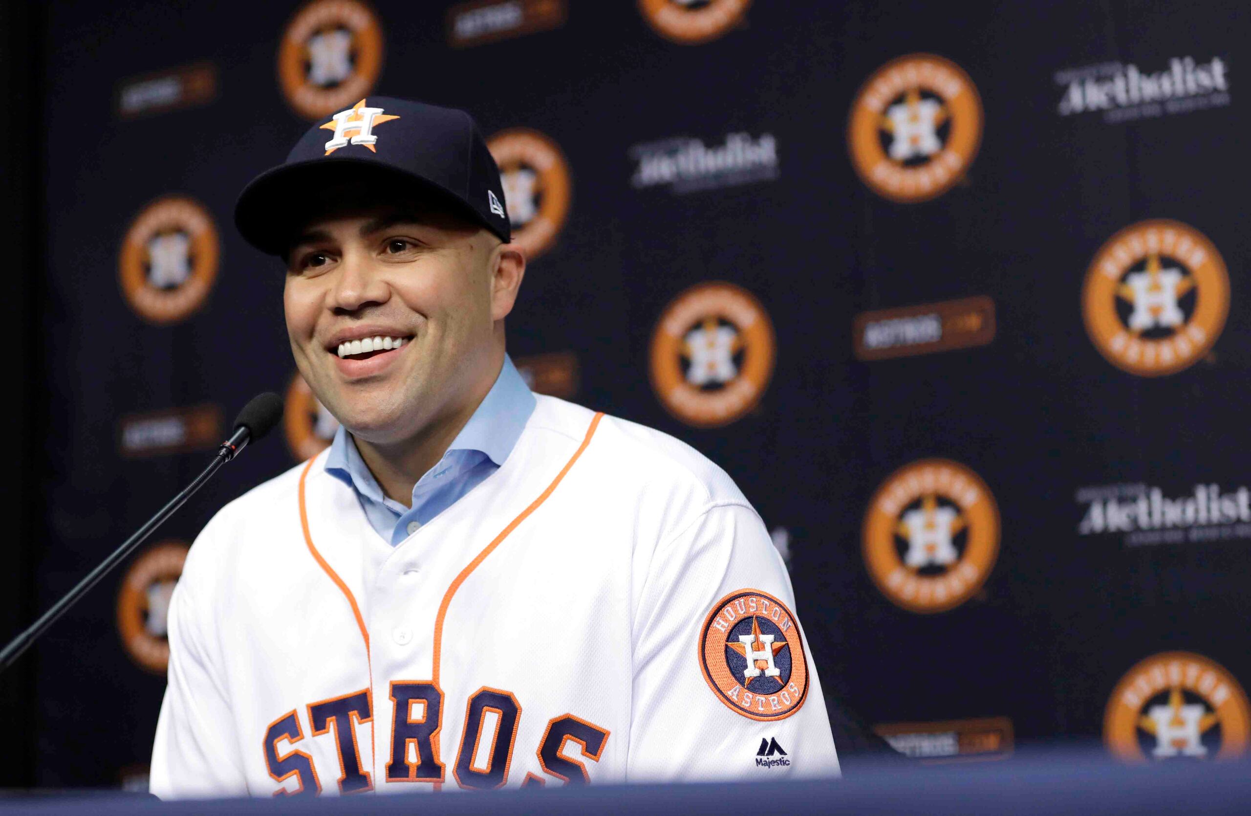 Al preguntársele cómo han cambiado las cosas desde la última vez que lució un uniforme de los Astros, Beltrán se quitó la gorra para mostrar su calvicie. "Tenía pelo". (AP)