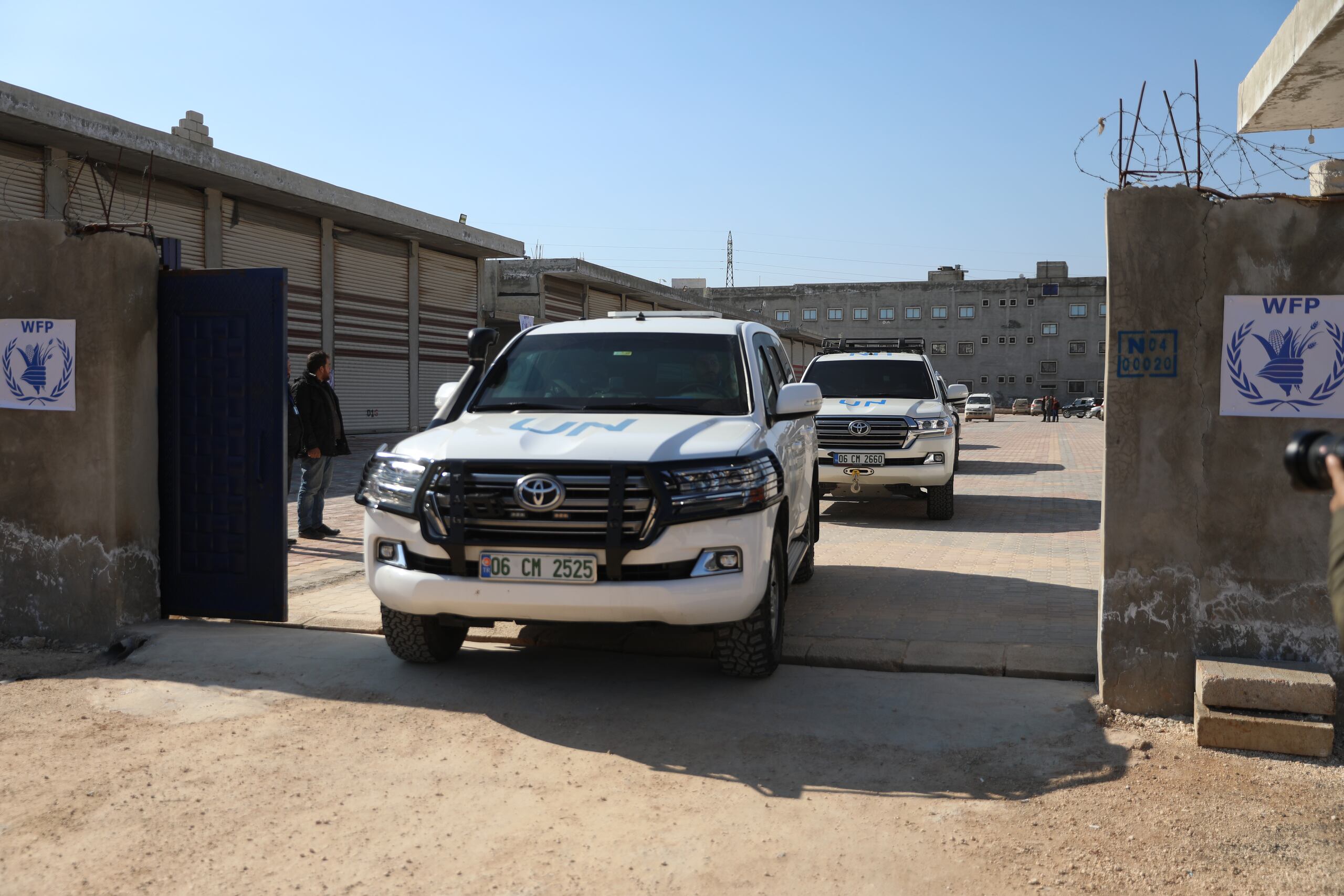 Vista de un convoy de la ONU llegando a Sarmada, Siria, este 14 de febrero de 2023. (EFE/Yahya Nemah)