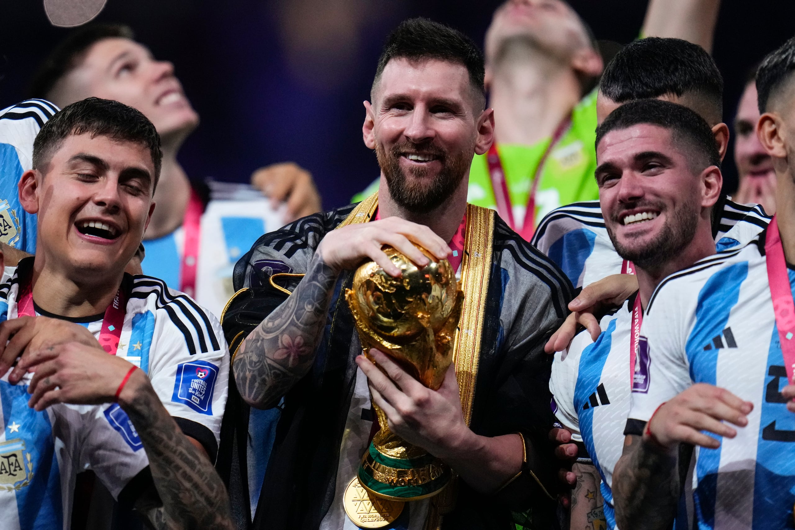 Lionel Messi aguanta la Copa del Mundo vestido con una "bisht", capa tradicional en Oriente Medio.