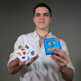 Joven universitario crea juego de cartas con símbolos de la cultura boricua