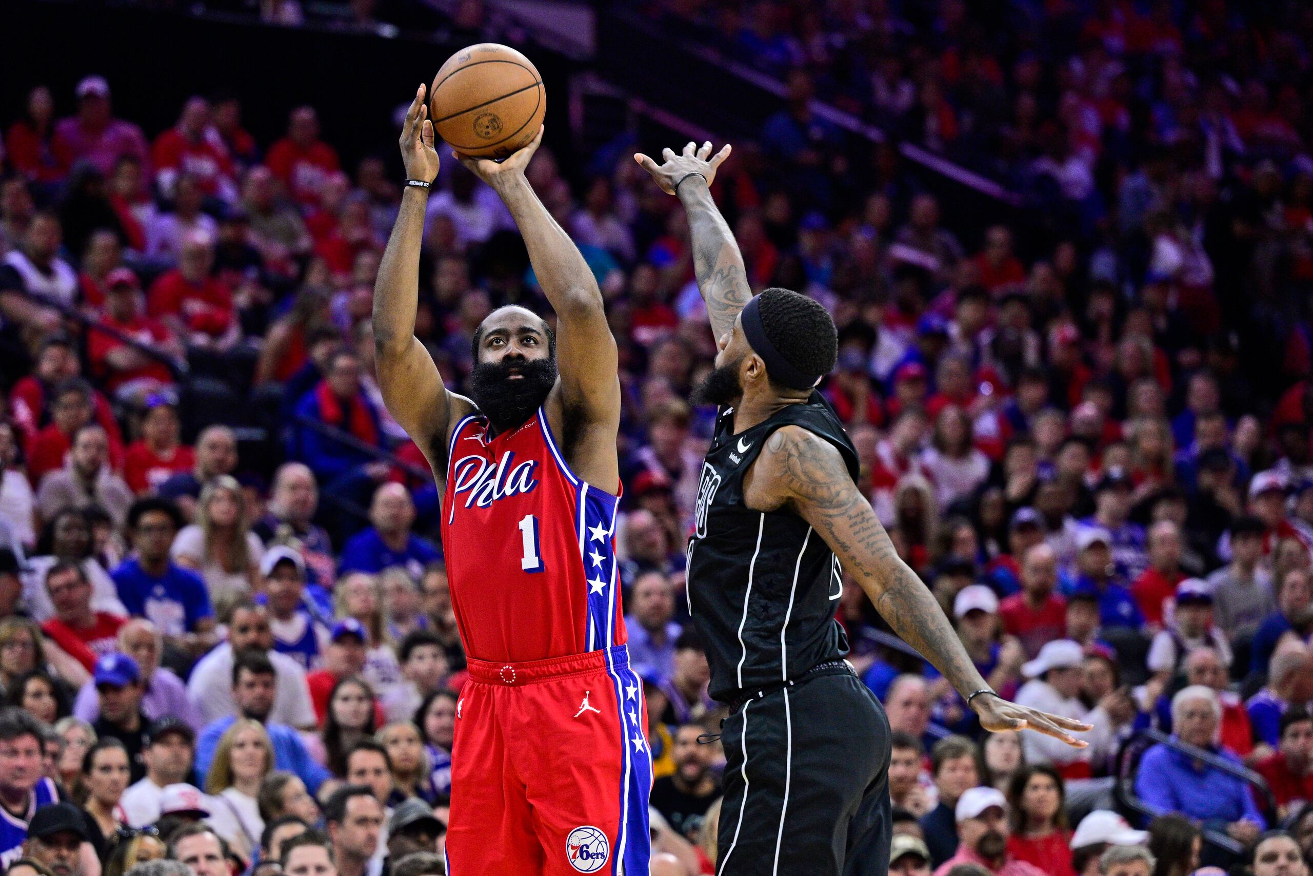 James Harden, de los Sixers de Filadelfia, realiza un disparo frente a Royce O'Neale, de los Nets de Brooklyn, durante el primer juego de la serie inaugural de los playoffs de la NBA.