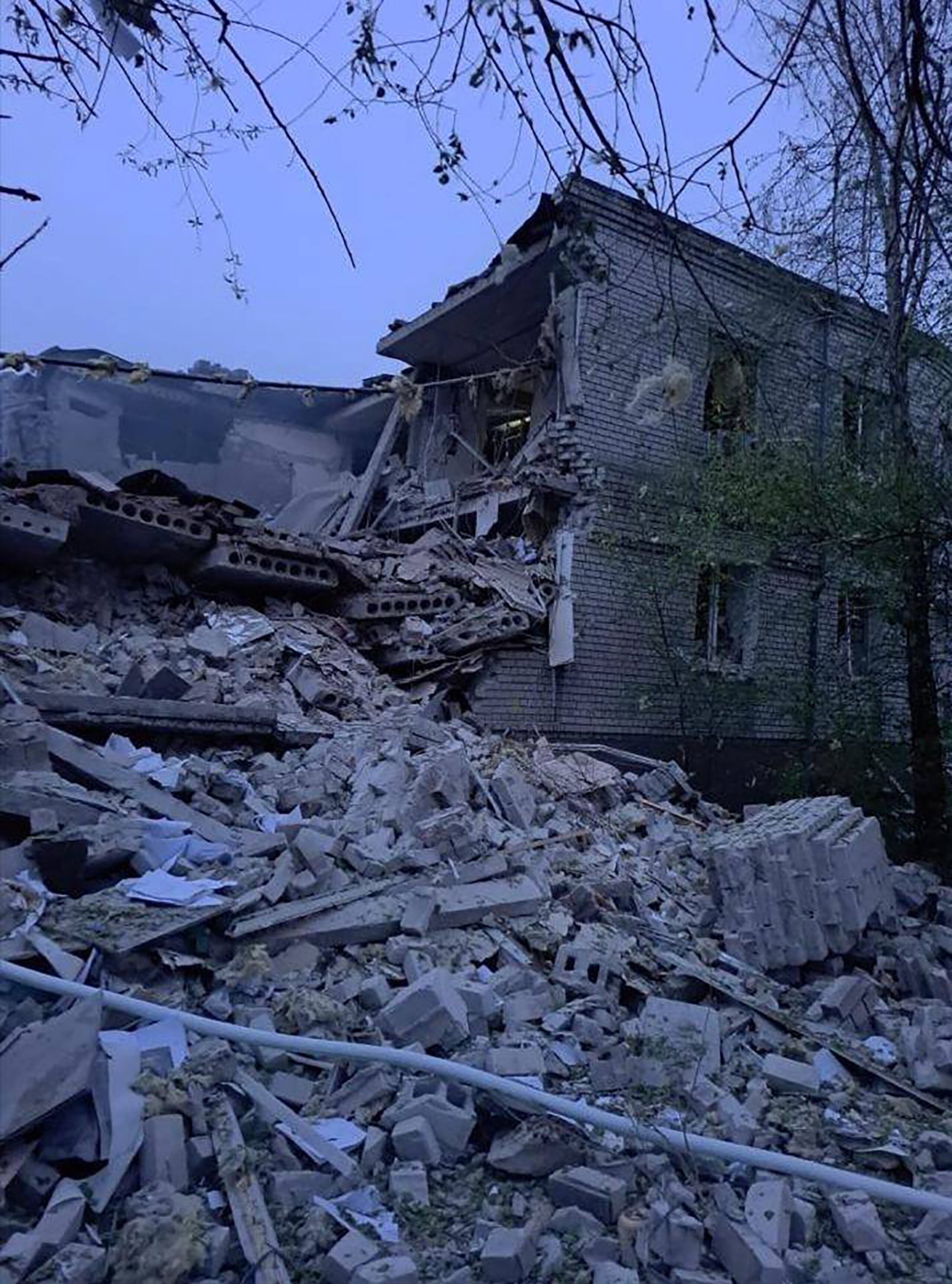 Imagen difundida por la administración regional de Dnipropetrovsk del bombardeo ruso hoy de un edificio residencial en Dnipro, al sureste de Ucrania. (EFE)