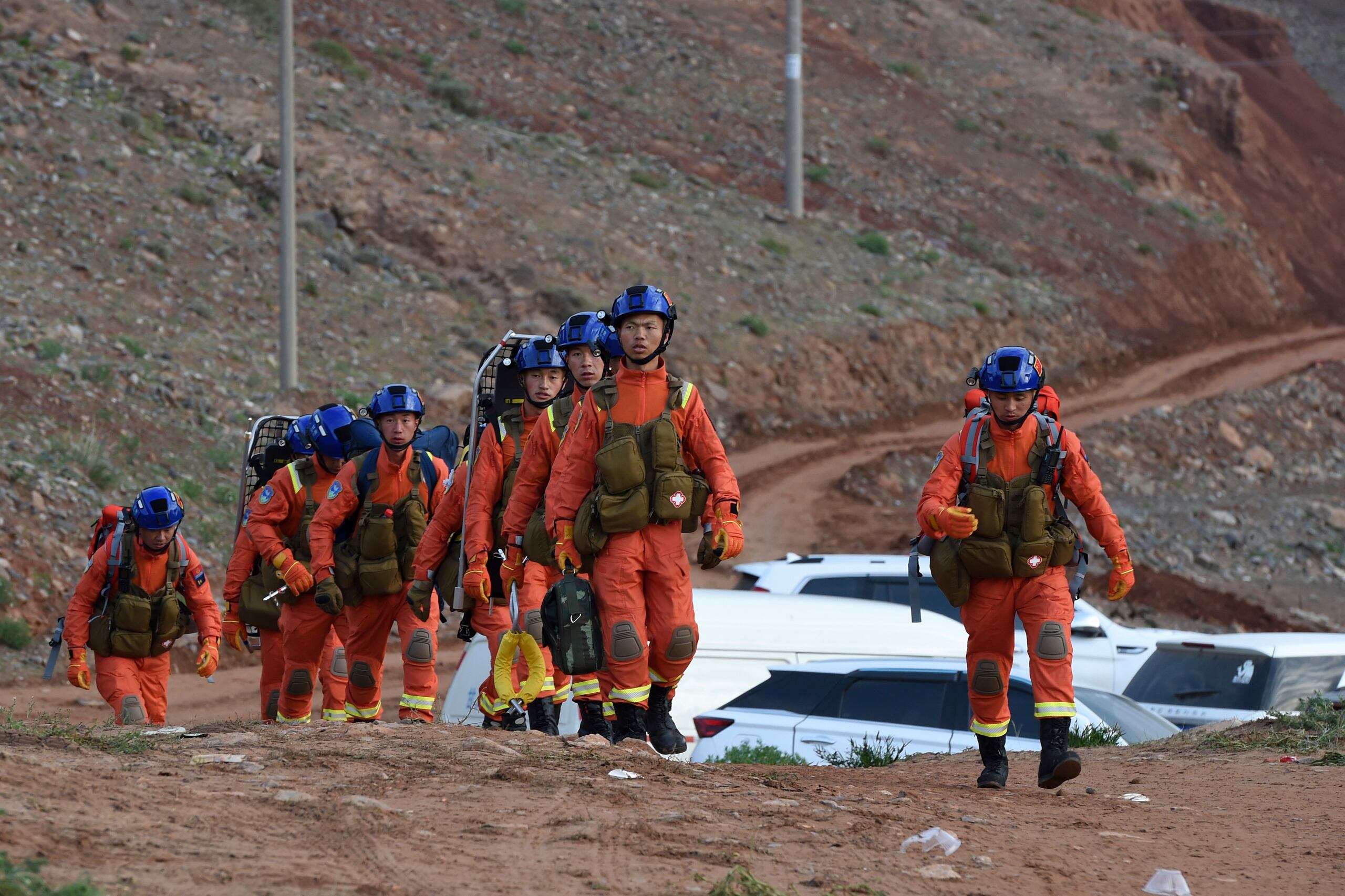 En esta foto proporcionada por la Agencia de Noticias Xinhua de China, los rescatistas ingresan al lugar del accidente para buscar sobrevivientes en el condado de Jingtai de la ciudad de Baiyin, provincia de Gansu.