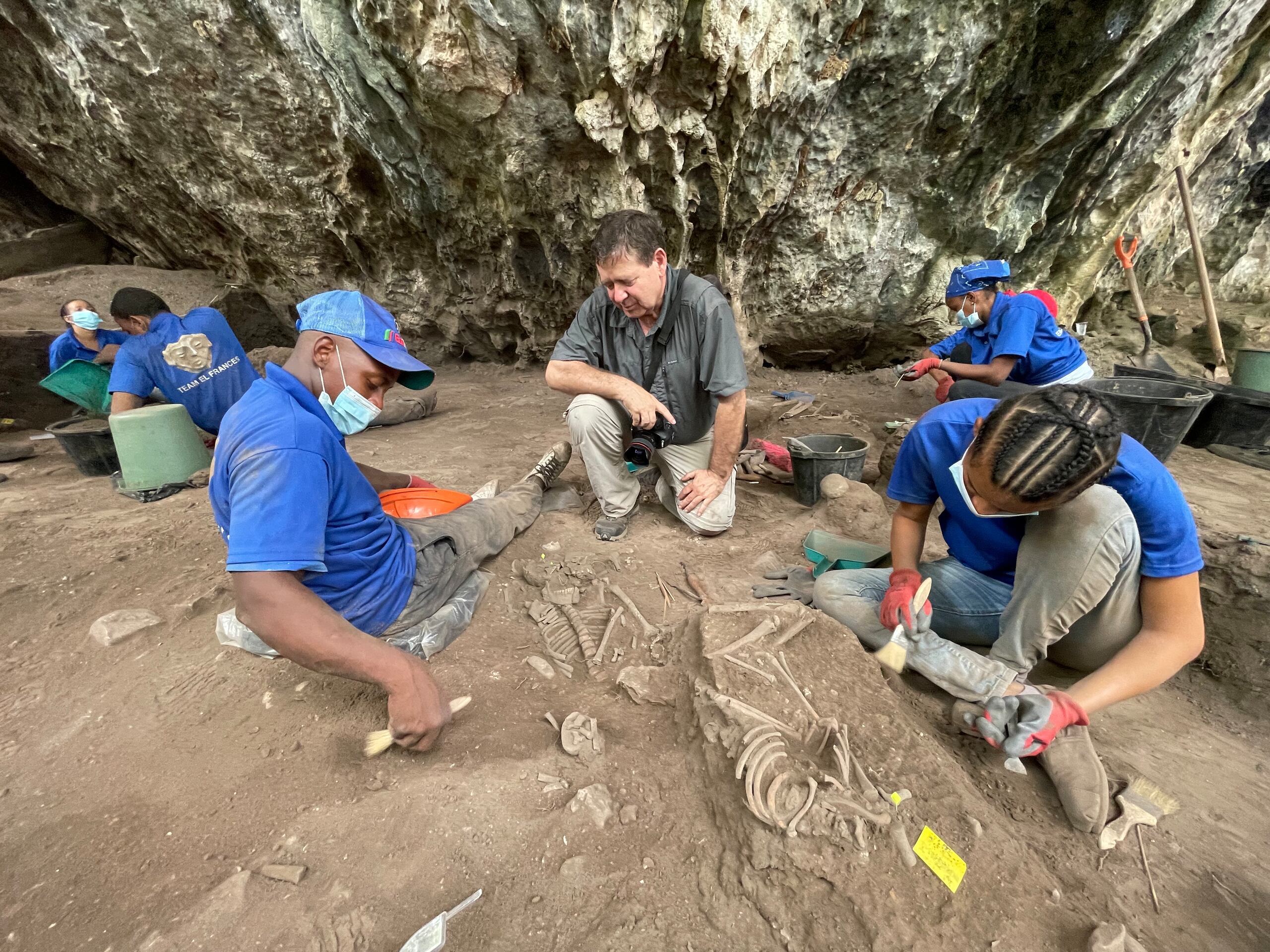 Fotografía cedida por Adolfo López donde se muestra un grupo arqueólogos trabajando en un sitio de un hallazgo arqueológico en Santo Domingo, en República Dominicana. (EFE / Adolfo López)