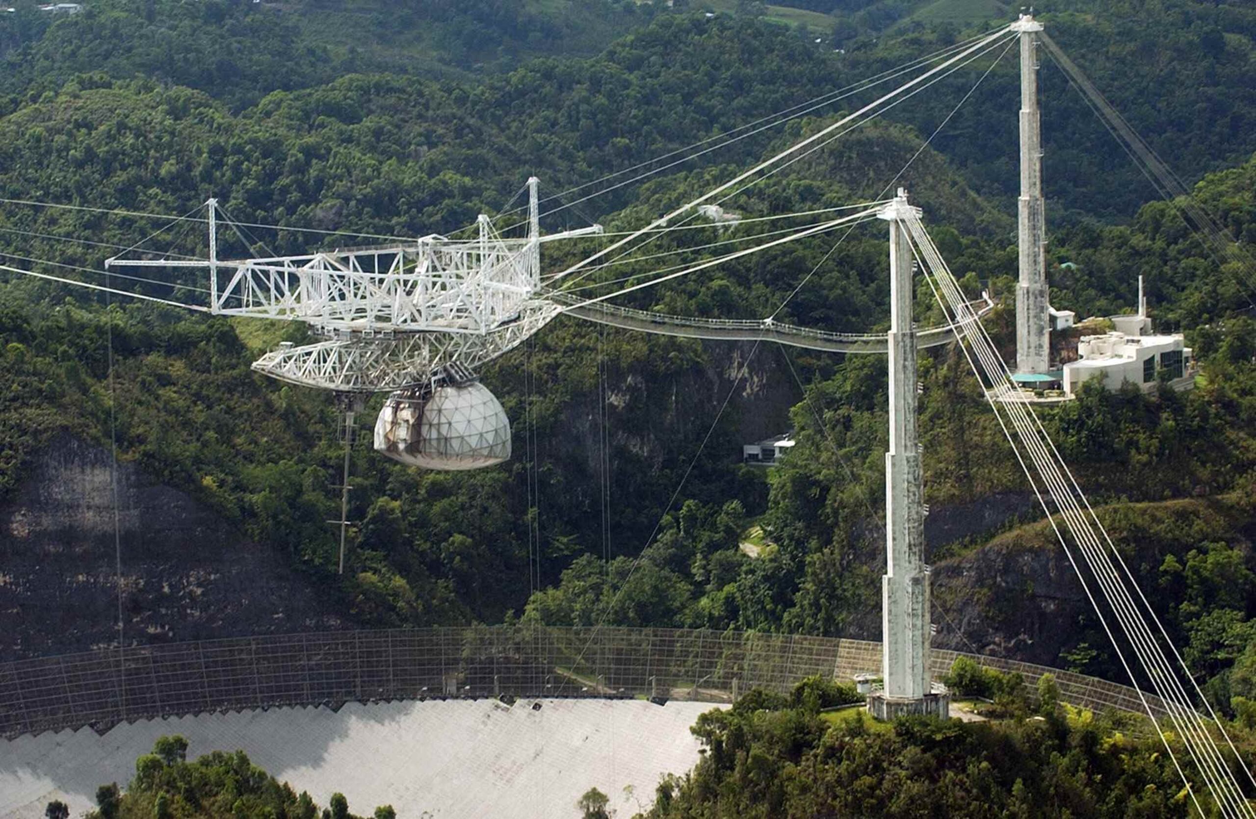 El Observatorio de Arecibo es el radiotelescopio de un solo plato más grande y sensitivo del mundo.