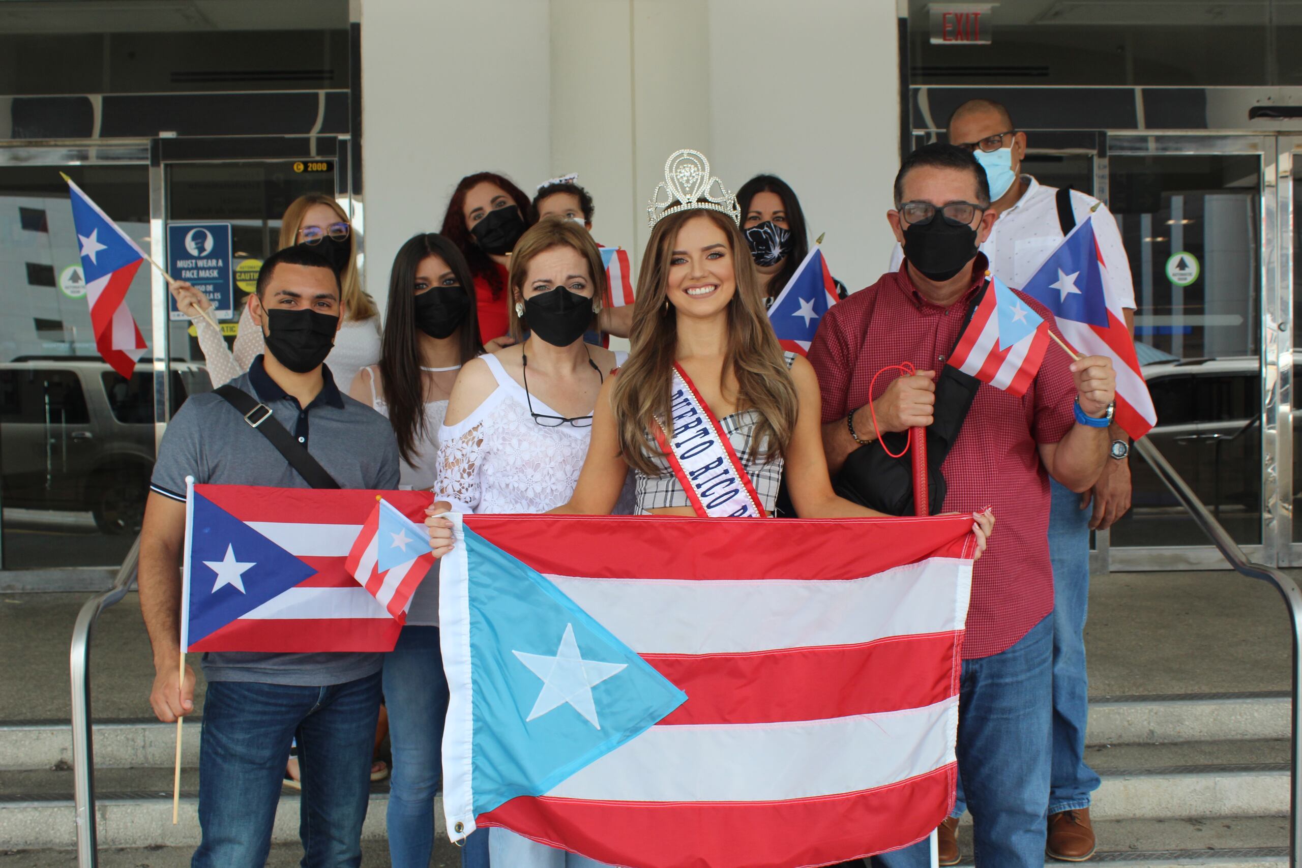 La reina fue despedida en el aeropuerto por sus familiares y la actual Miss Puerto Rico Teen, Zamira González Allende.