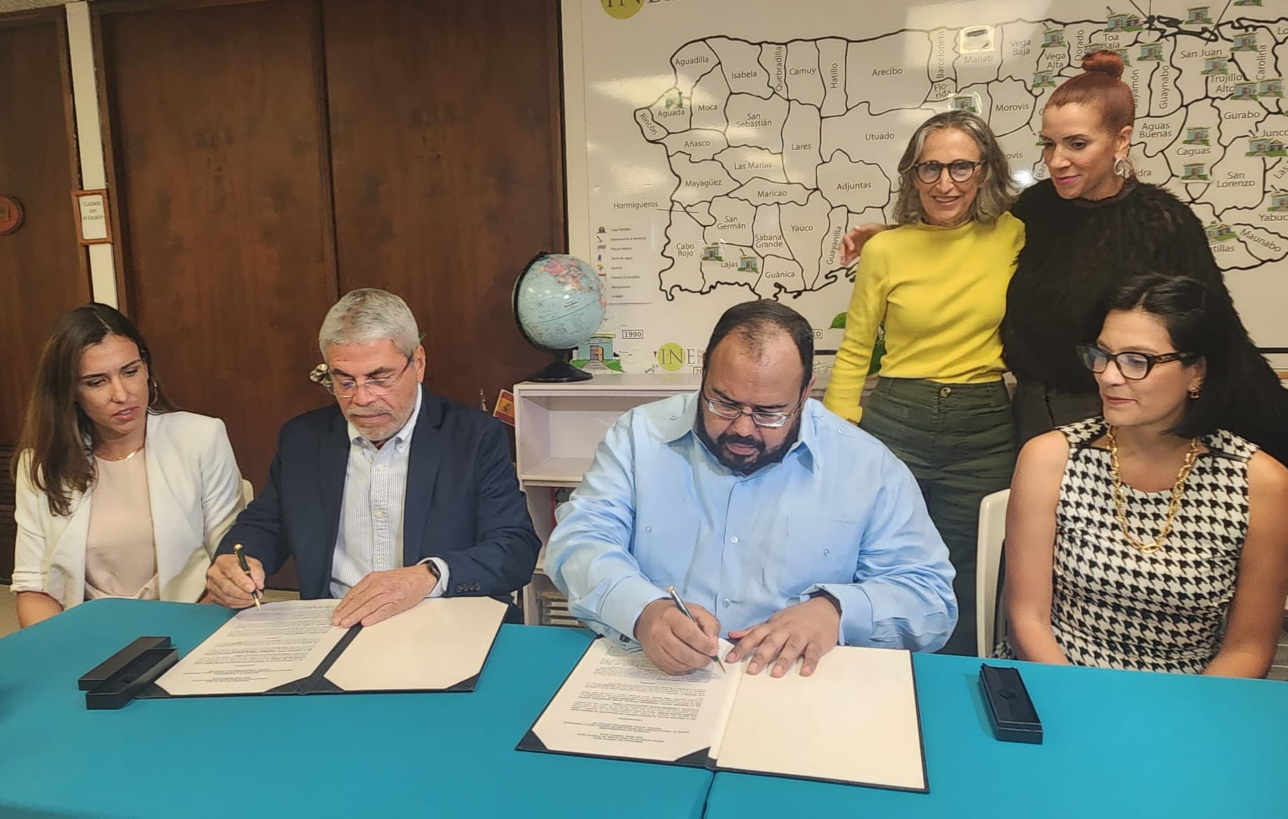 El director de Caricoos, Julio Morell, y el secretario de Educación, Eliezer Ramos Parés, firman el acuerdo de colaboración.