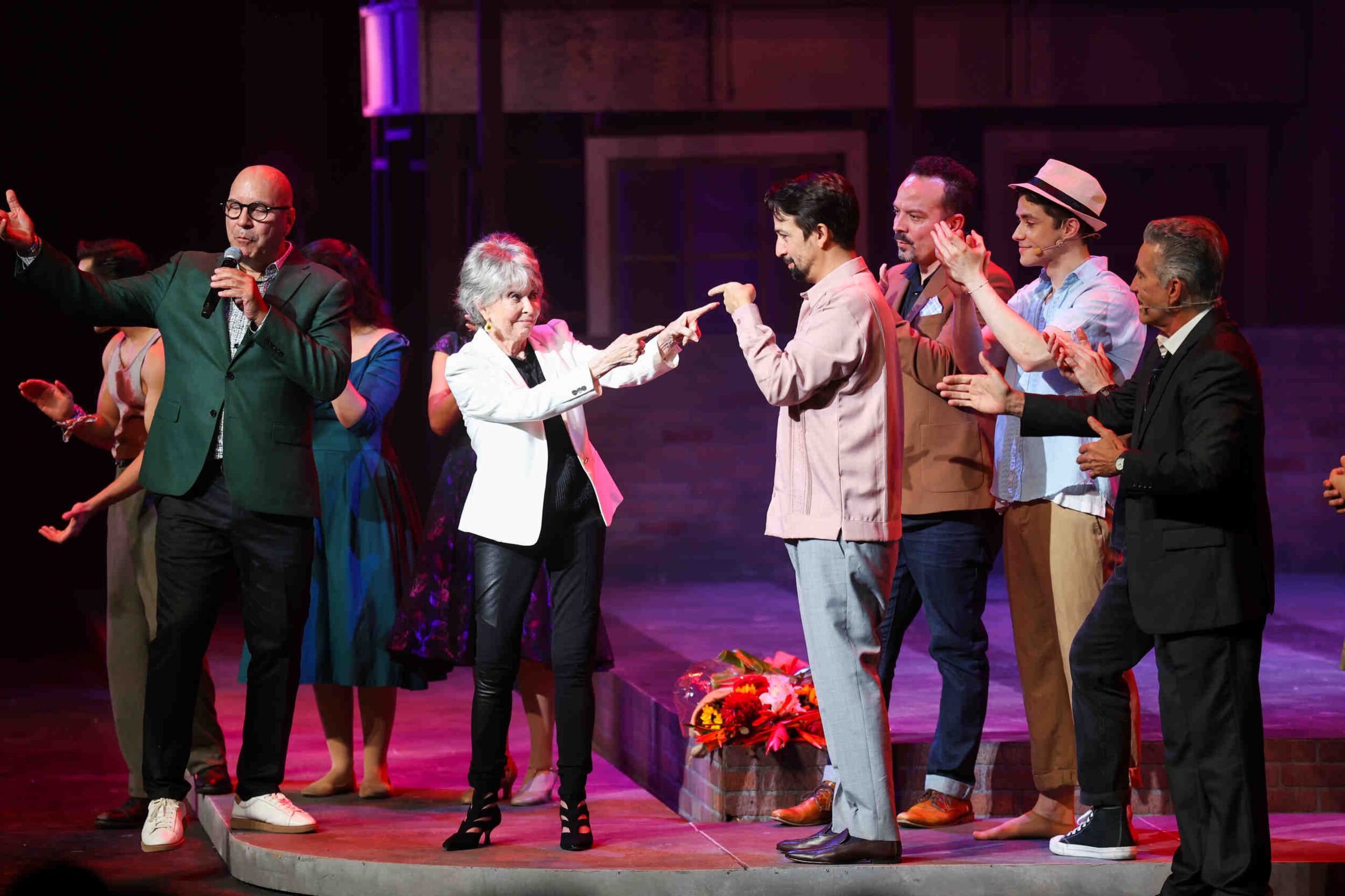 Rita Moreno, presentada por el productor Ender Vega y su amigo, el dramaturgo y actor Lin-Manuel Miranda, expresó al prúblico el orgullo que sentía al ser parte de la puesta escénica en su honor.