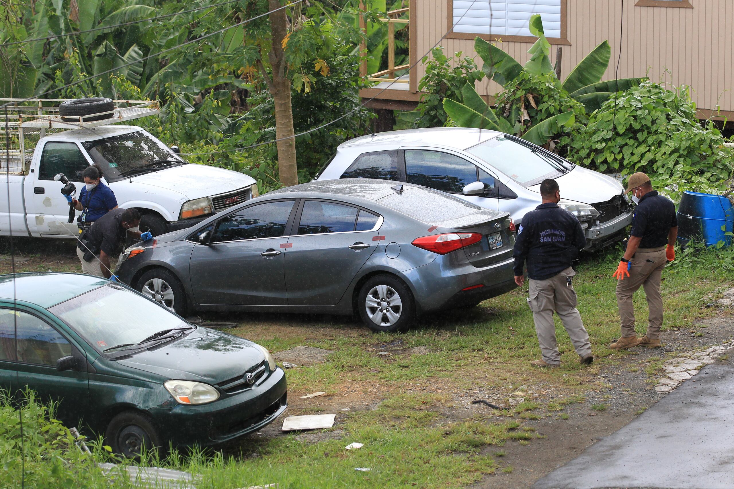 Las autoridades investigan el auto de Keishla Rodríguez que fue encontrado abandonado en Canóvanas.