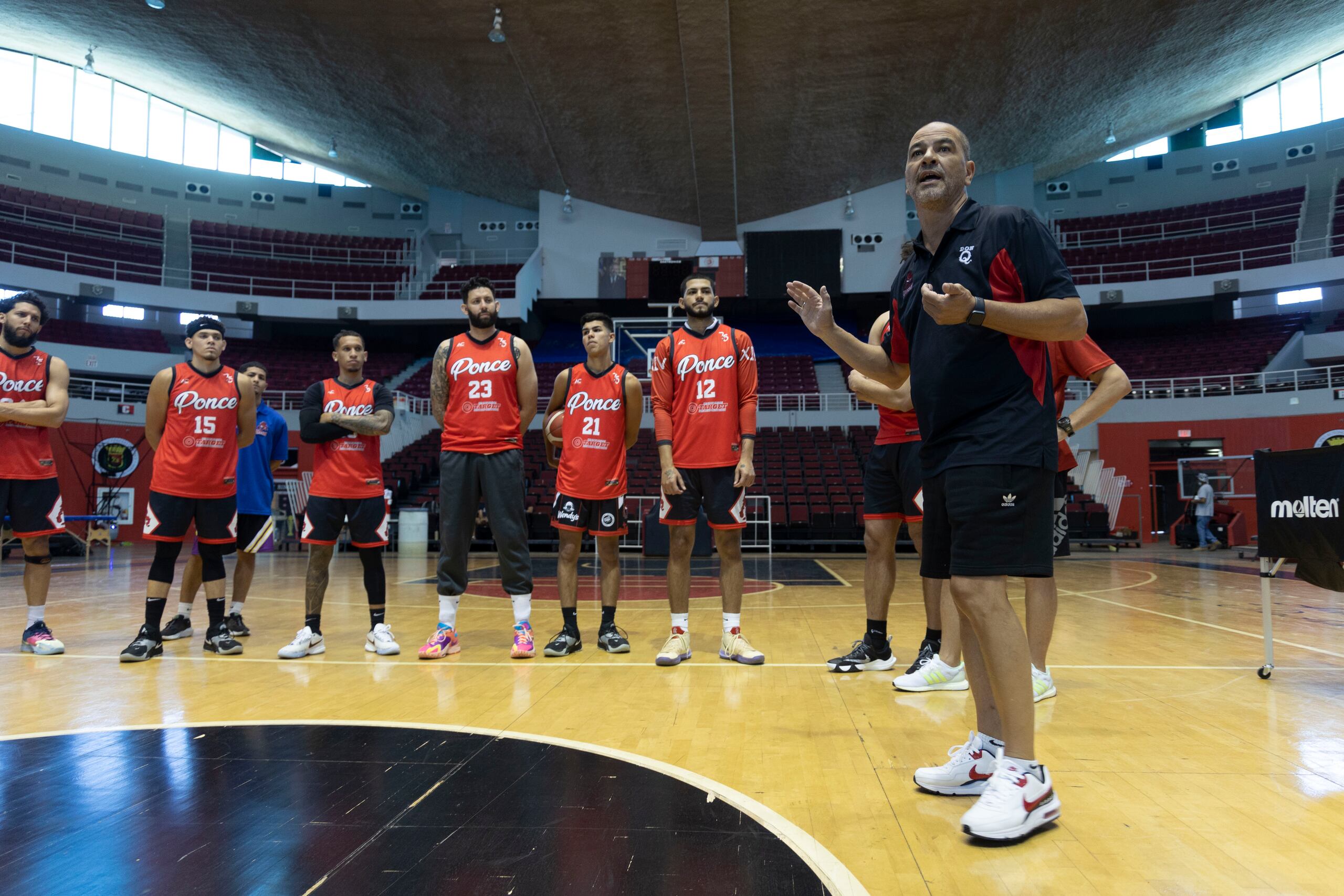 El dirigente argentino Sergio Hernández asumió las riendas de los Leones de Ponce a fines del mes de febrero.