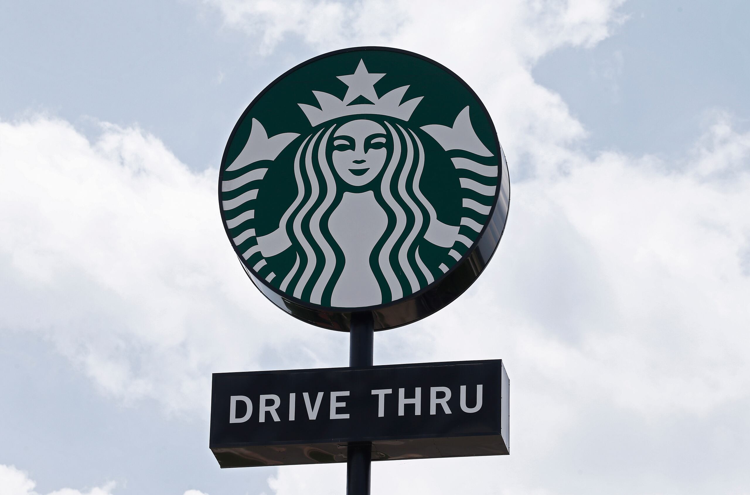 Con esta medida, Starbucks se une a otras grandes compañías como Tesla, Levi Strauss, Yelp o Citigroup que se han comprometido al pago de los costes de desplazamiento para quien necesite viajar a otro estado para abortar. (EFE/LARRY W. SMITH)