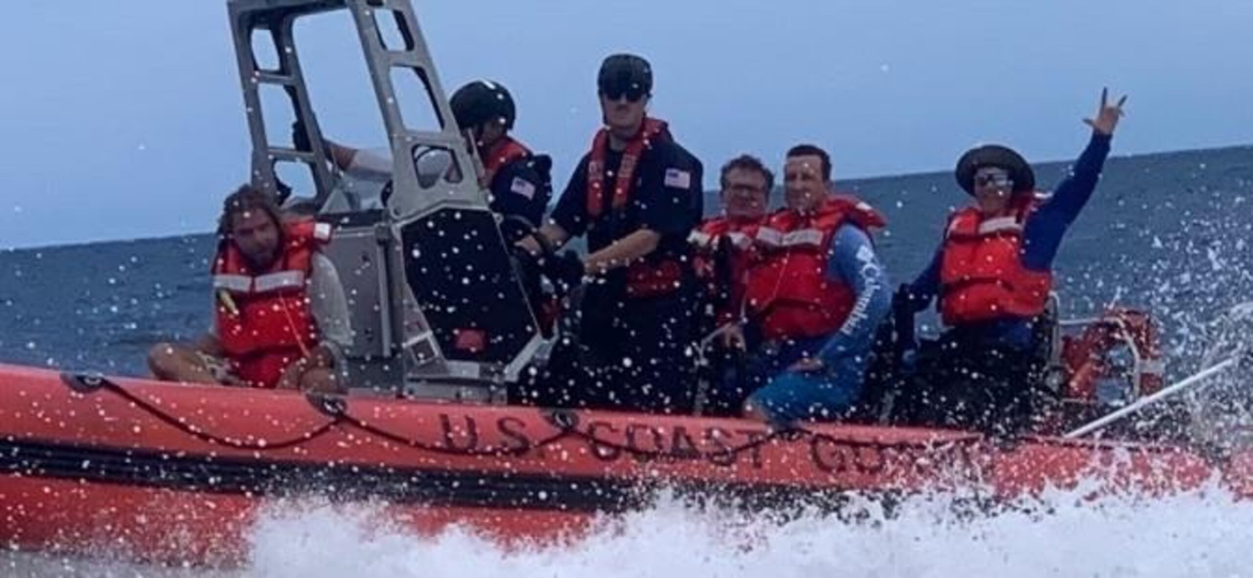 "Si hubiera pasado más tiempo el barco pesquero probablemente se habría hundido”, dijo el teniente Robert Renfrow, oficial al mando del guardacostas Heriberto Hernández.