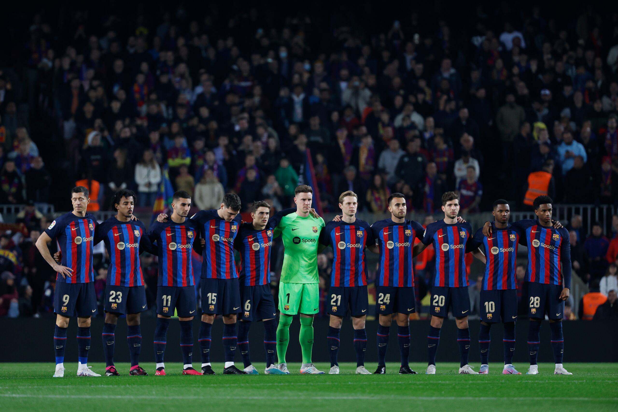 Los jugadores del Barcelona observan un minuto de silencia por las víctimas del terremoto en Turquía y Siria previo al partido contra Cádiz en la Liga española, el domingo 19 de febrero de 2023. (AP Foto/Joan Monfort)