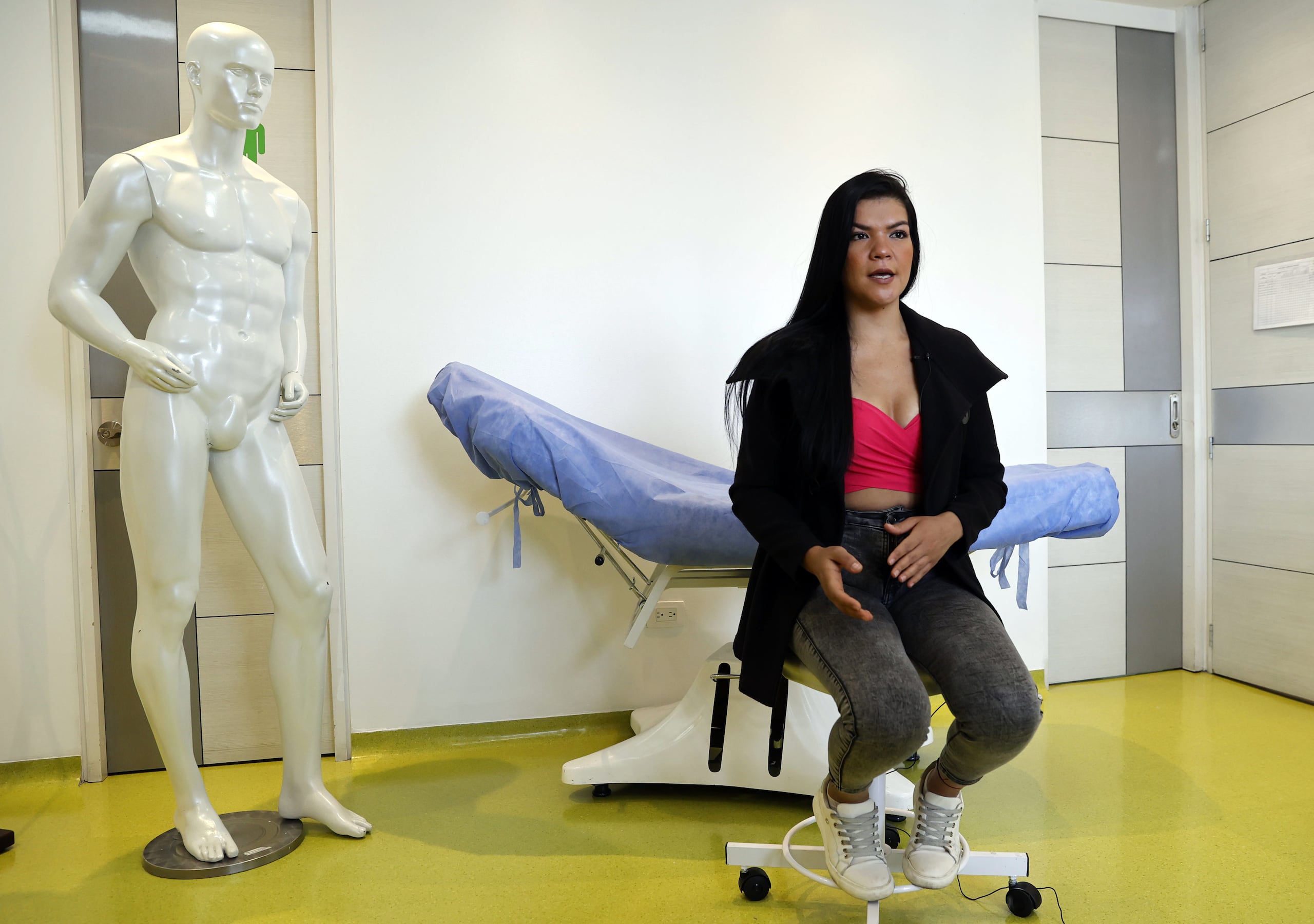 Michelle Solórzano, quien padeció la enfermedad de los implantes que es como se conoce al Síndrome de Asia, habla durante una entrevista con EFE, el 13 de abril, de 2023, en Bogotá (Colombia). EFE/Mauricio Dueñas Castañeda
