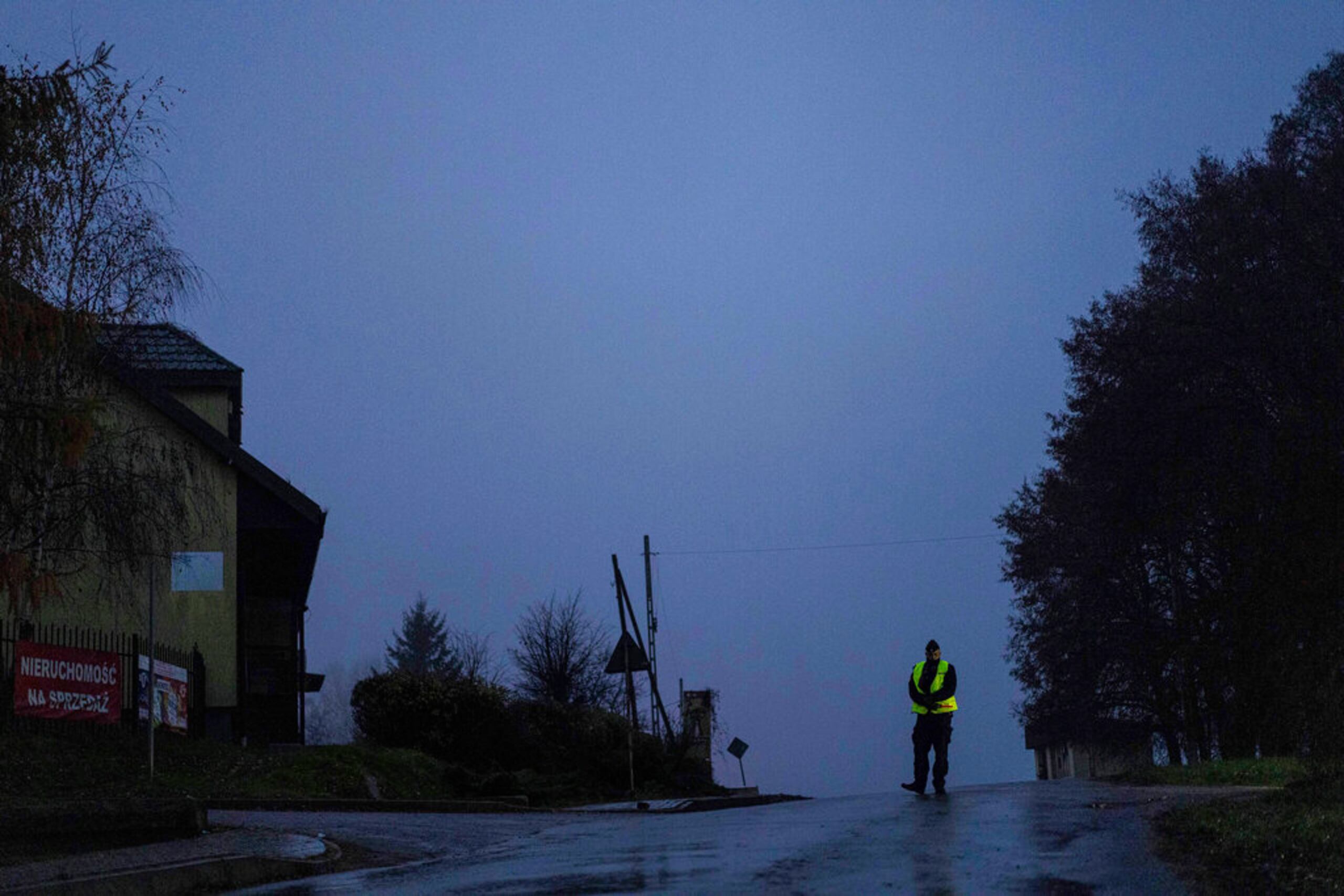 Un agente de policía está en un retén cerca del lugar de la explosión en Przewodow, Polonia, el 16 de noviembre de 2022.