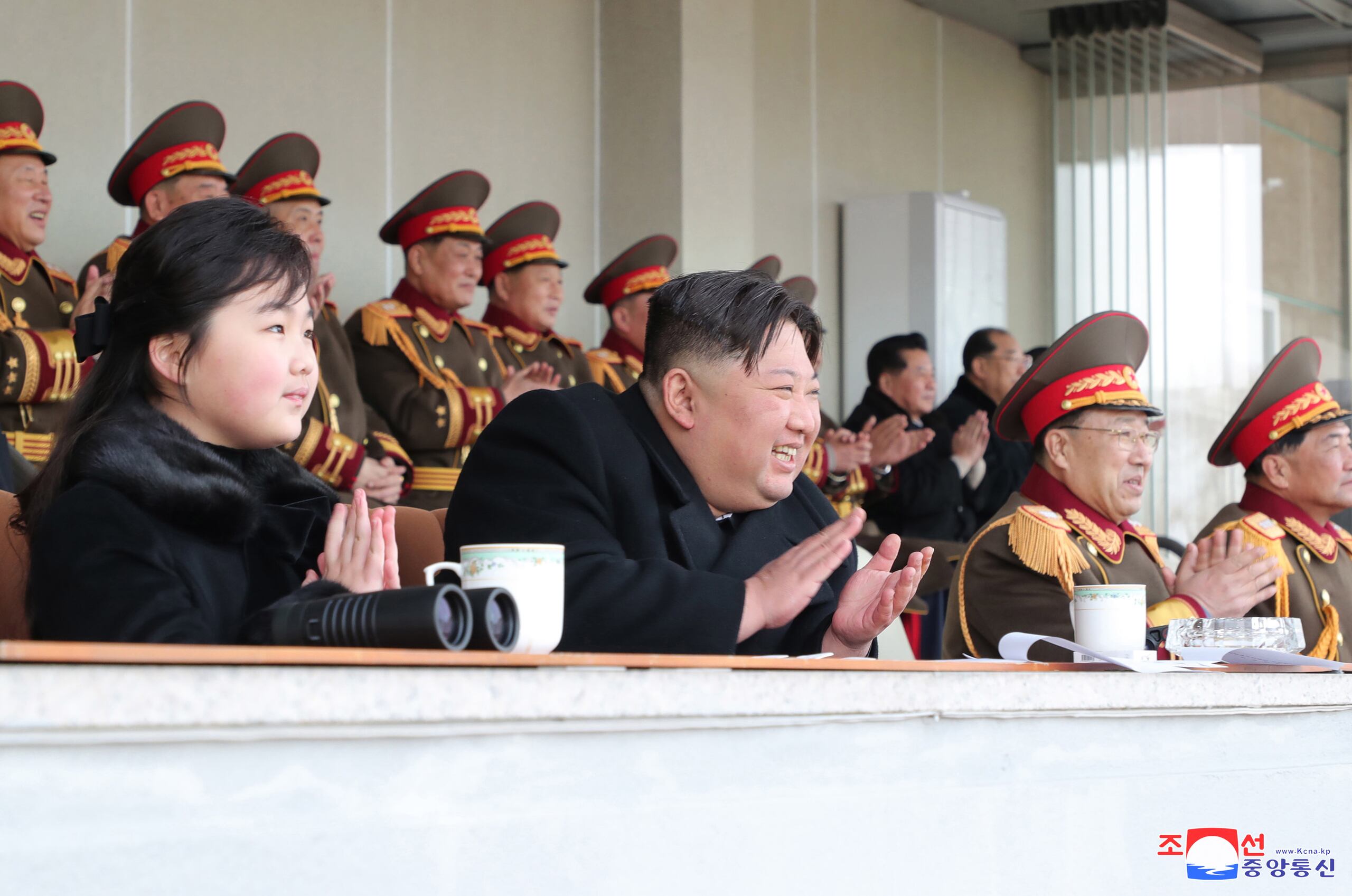 El líder de Corea del Norte, Kim Jong-un, junto a su hija en un partido de fútbol. EFE/EPA/KCNA EDITORIAL USE ONLY
