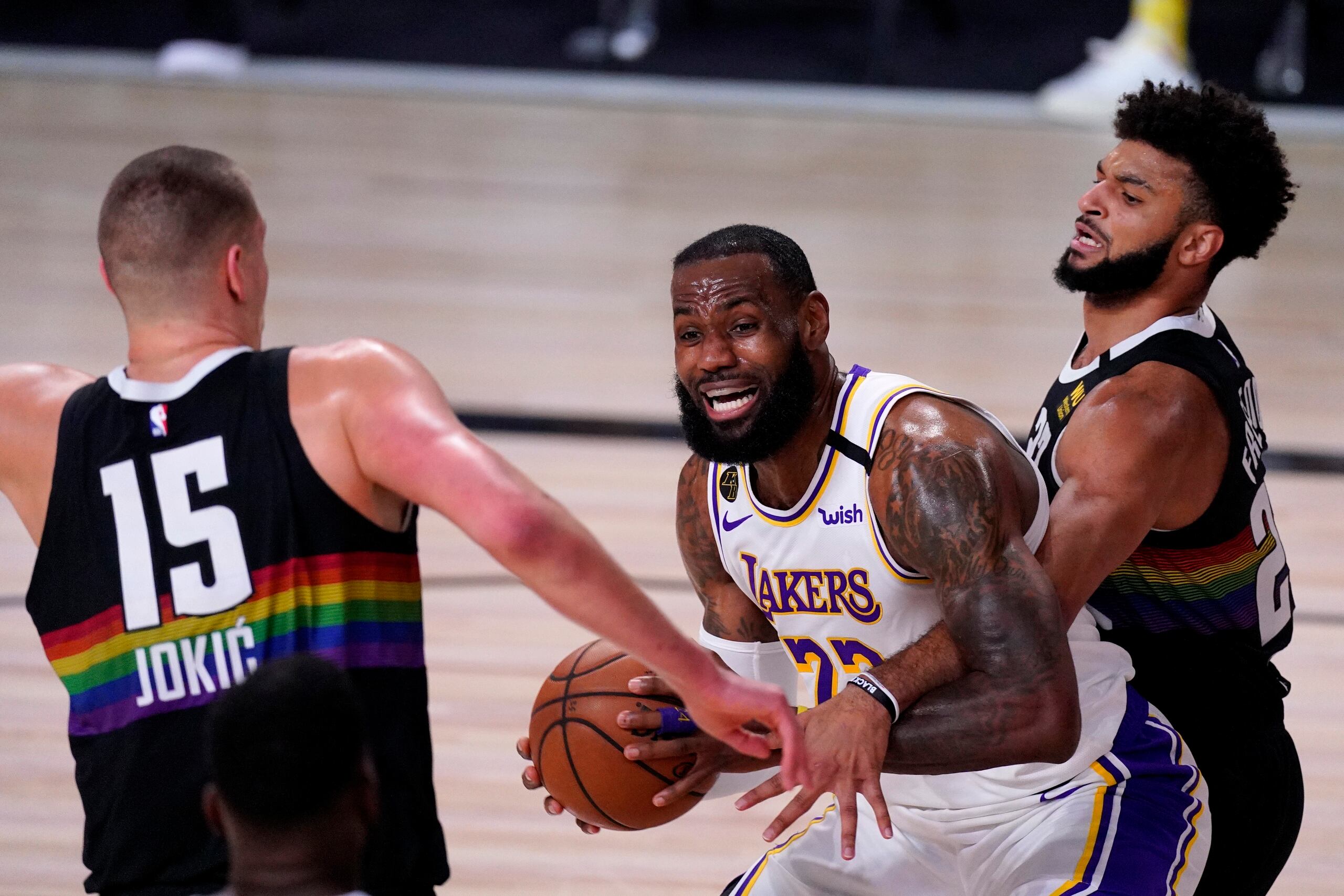 LeBron James (al centro) y Nikola Jokic (izquierda) encabezarán la ofensiva de sus respectivos equipos en la serie semifinal en el Oeste.