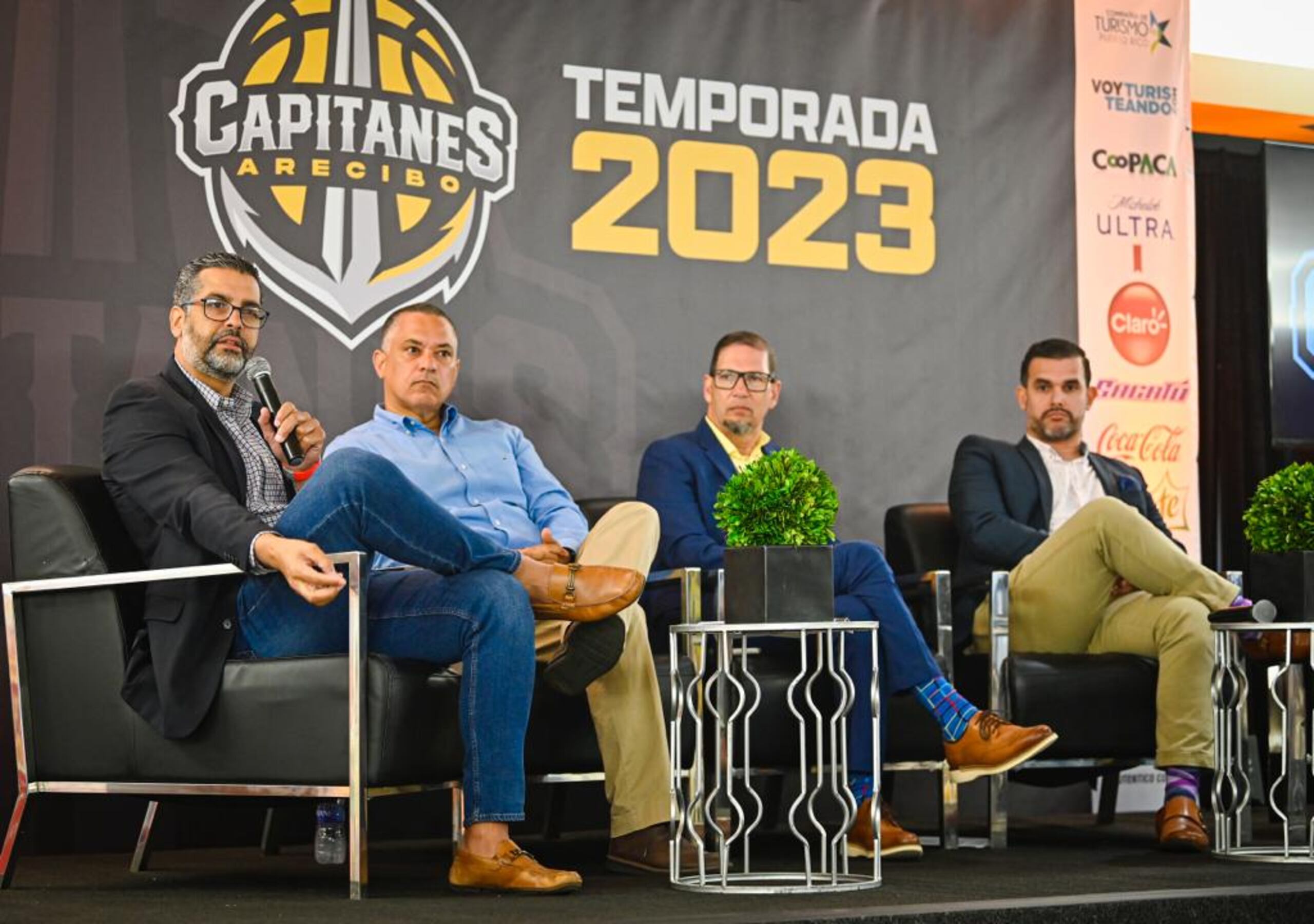 Los Capitanes, luego de una temporada baja muy complicada, están bajo una estabilidad provista bajo la administración de José Baeza. En la foto aparecen, en orden de izquierda a derecha, Ricardo Dalmau, presidente del BSN, Tony Ruiz, dirigente del equipo, Ángel Edgardo García, gerente general, y José Solá González, vicepresidente ejecutivo del BSN.