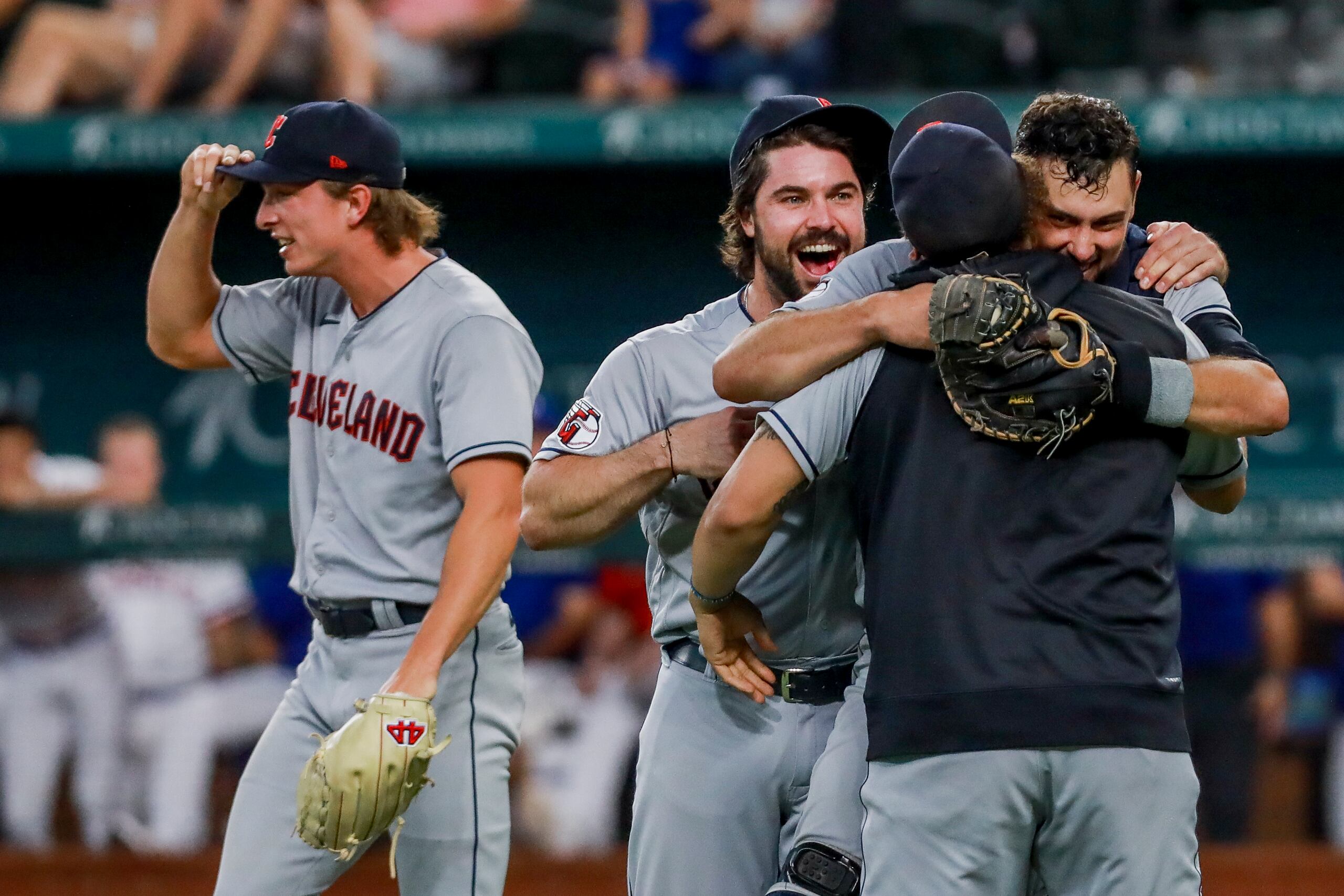 Los Guardians de Cleveland celebran después de ganar el título de la Central de la Liga Americana con una victoria este domingo ante los Rangers de Texas en Arlington, Texas.