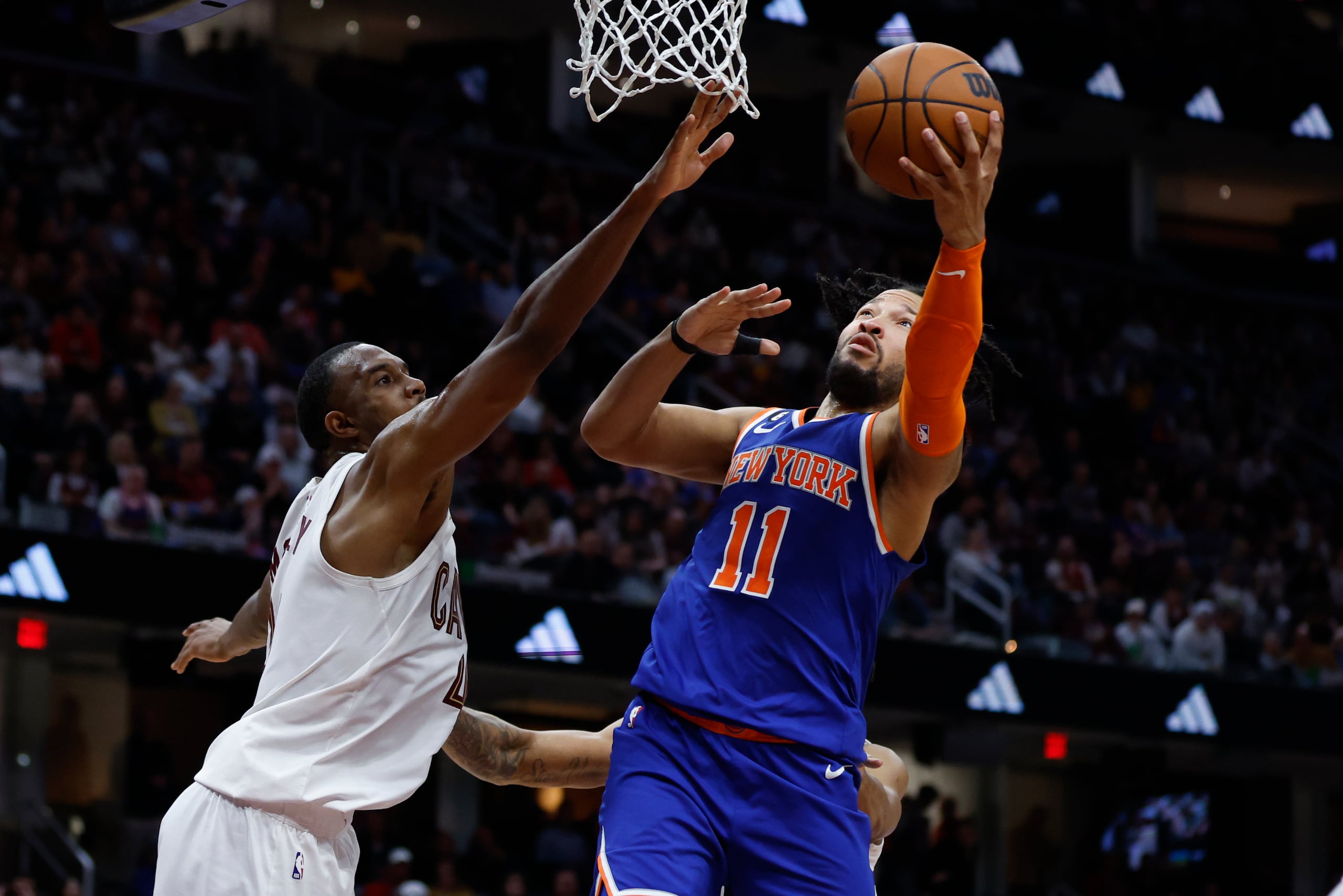 Jalen Brunson, de los Knicks de Nueva York, se levanta para realizar un intento frente a Evan Mobley, de los Cavaliers de Cleveland.