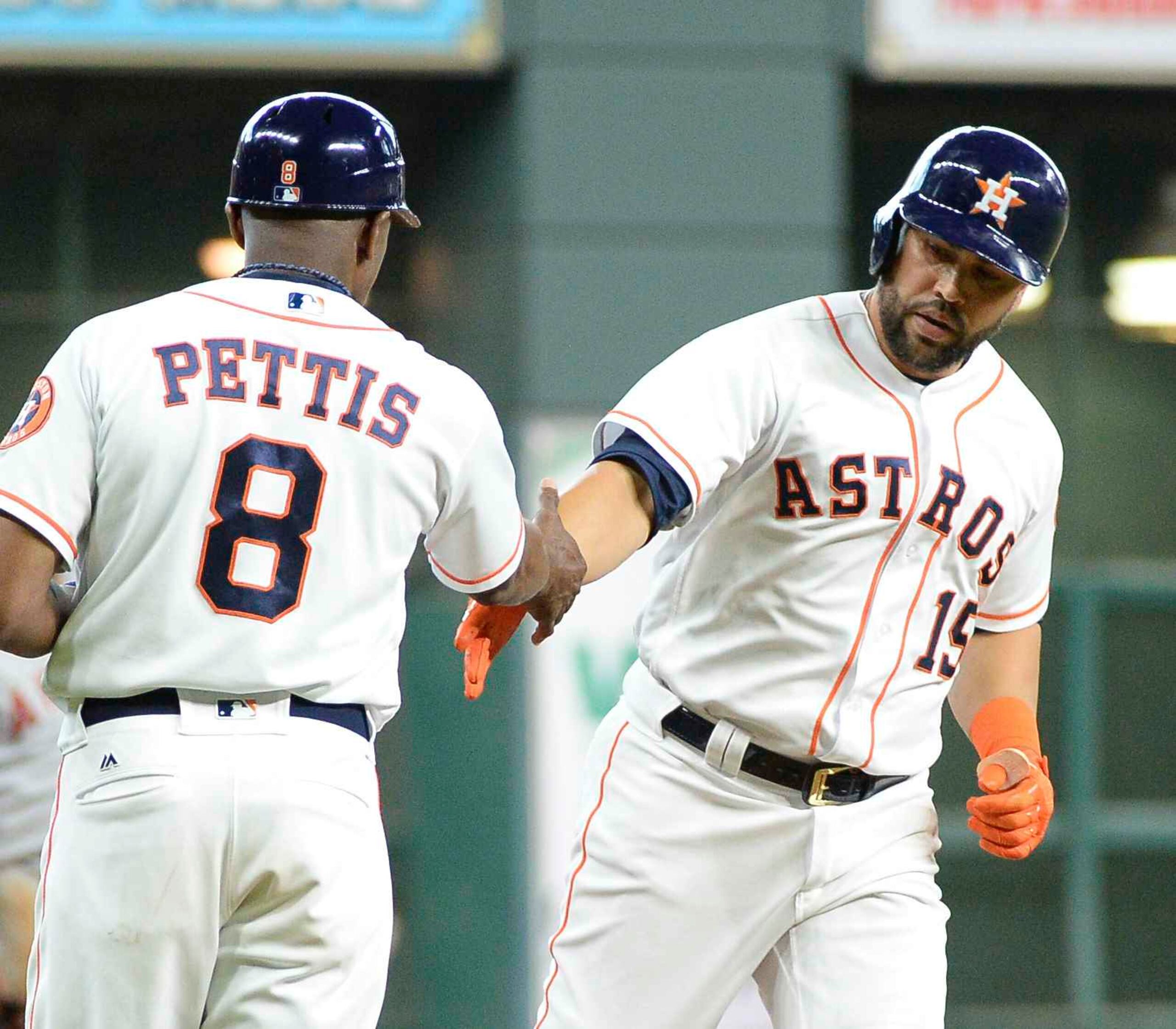 Carlos Beltrán (15) de los Astros de Houston saluda al coach Gary Pettis tras batear un jonrón ante los Angelinos de Los Angeles. (AP)