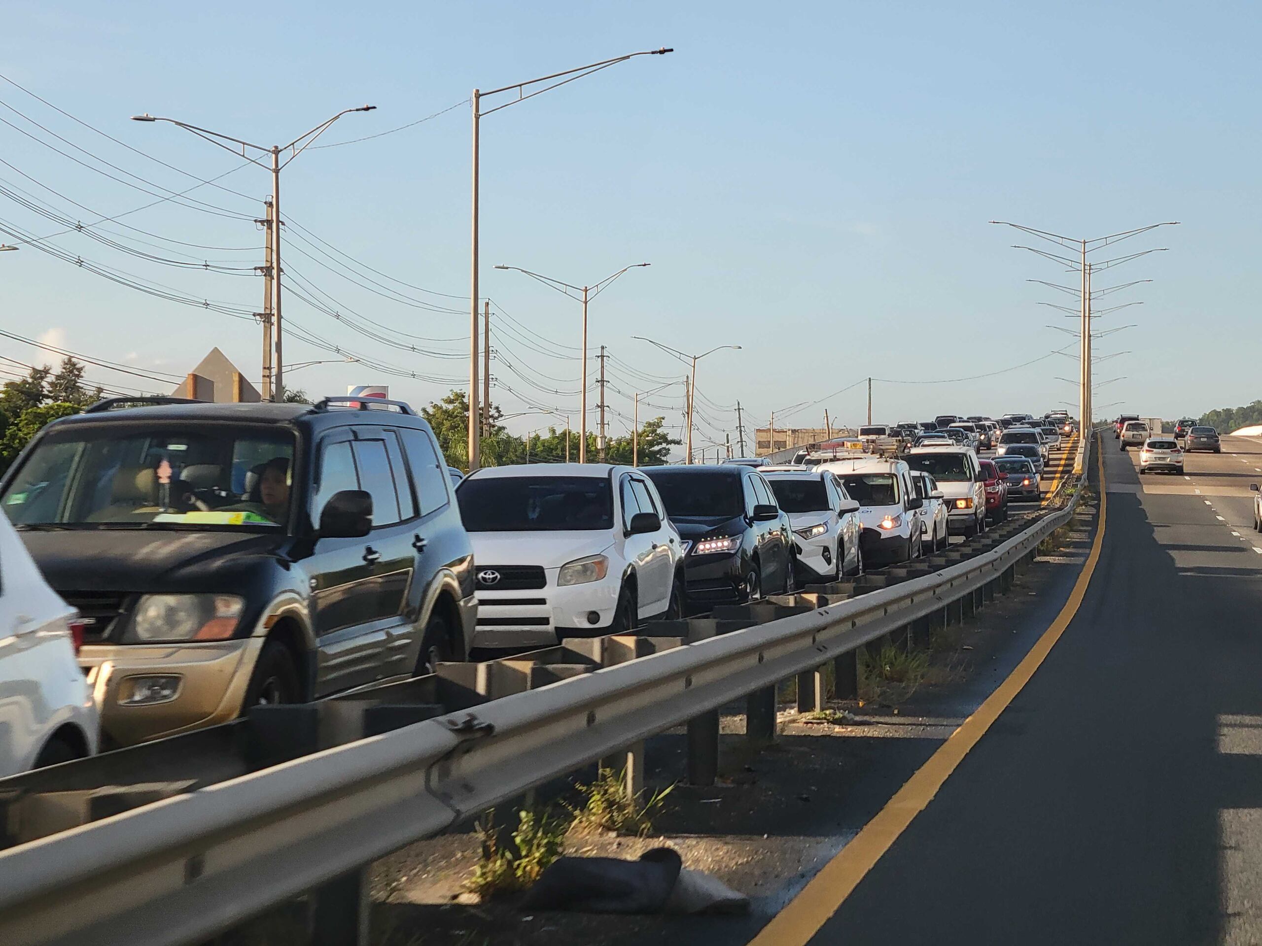 Tapón por cierre de tramo en la avenida Román Baldorioty de Castro (Archivo)