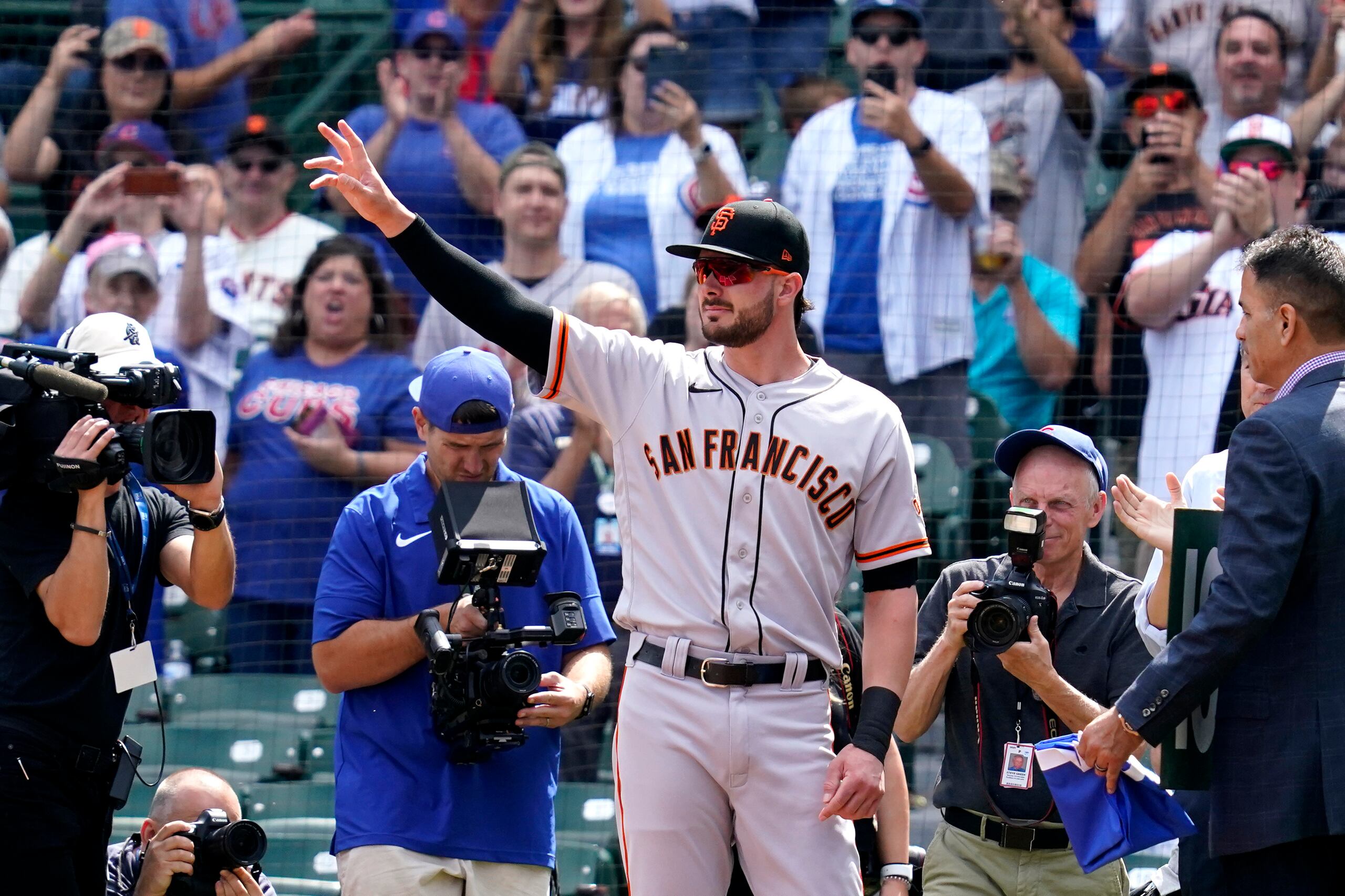 Kris Bryant, aquí en uniforme de los Giants, agradece el aplauso del público en Chicago, antes de un juego el año pasado que marcó su regreso a la ciudad.