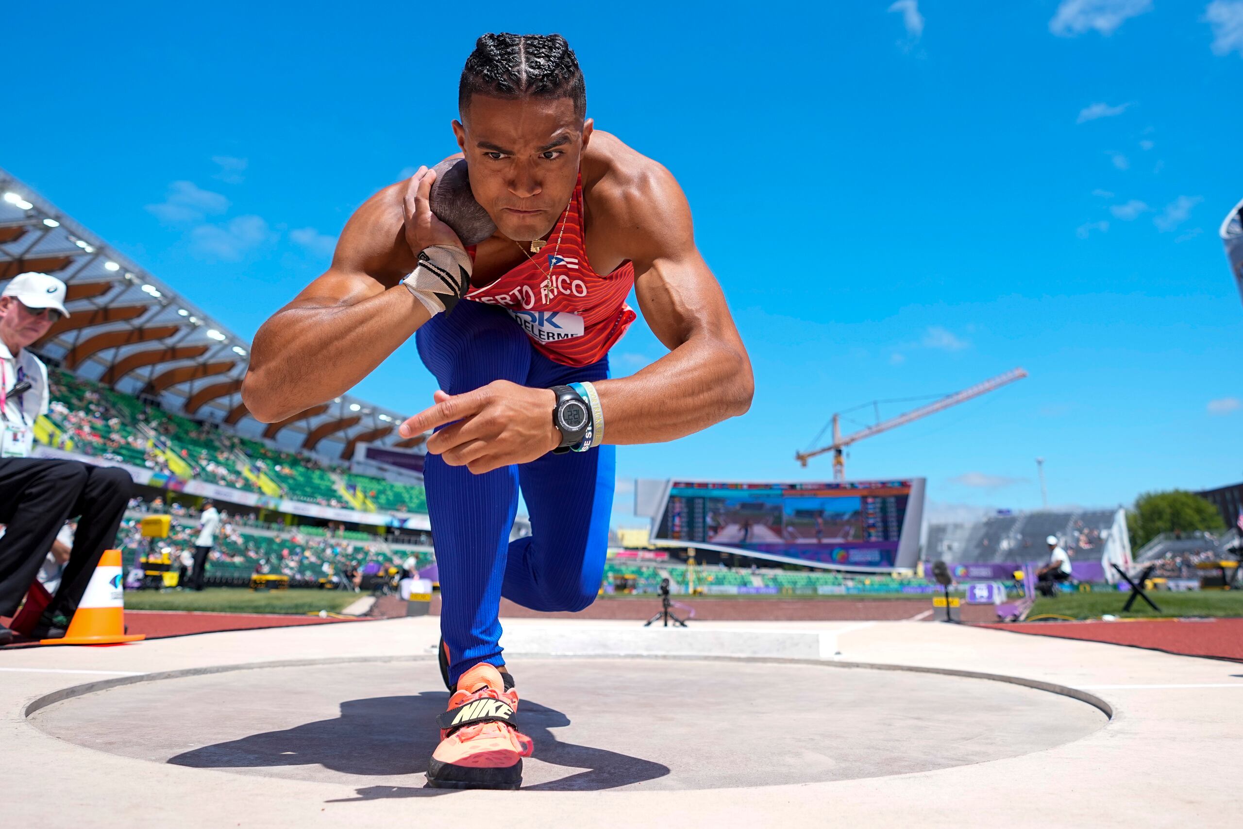 Ayden Owens-Delerme, de Puerto Rico, se prepara para ejecutar en el evento del impulso de la bala, efectuado el sábado en el Campeonato Mundial de Atletismo en Eugene, Oregon.