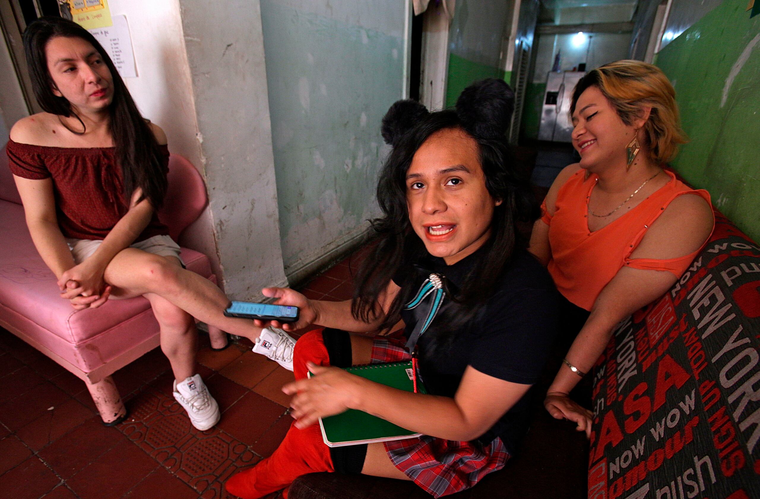 Mujeres transgénero hablan durante una entrevista con Efe en la Casa de Colores, el 7 de mayo de 2021 en Ciudad Juárez, estado de Chihuahua (México).