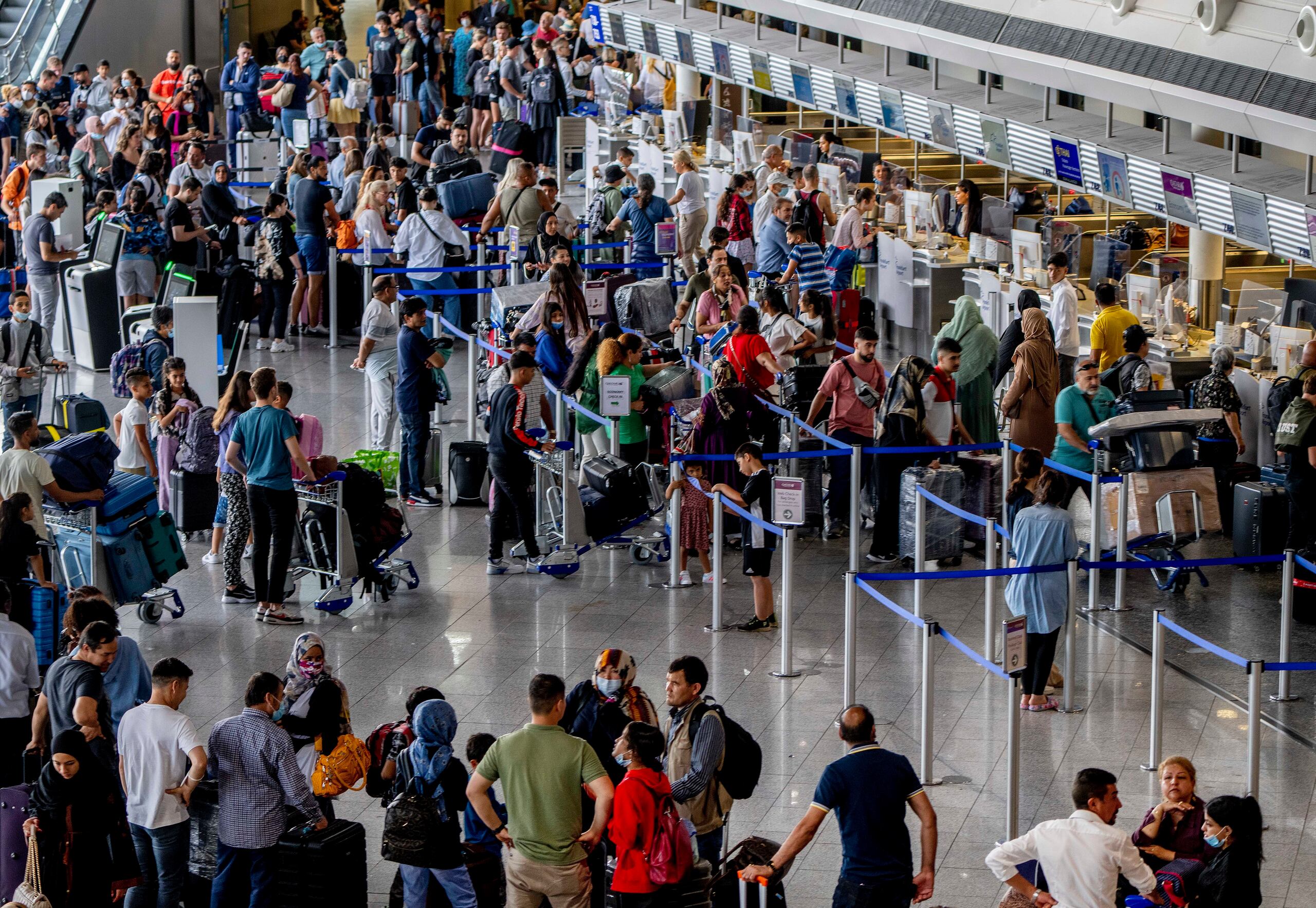 La aerolínea aconsejó a los pasajeros afectados que no acudiesen a los aeropuertos ya que la mayoría de los mostradores no estarían atendidos.