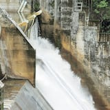 Abren compuertas de la represa La Plata