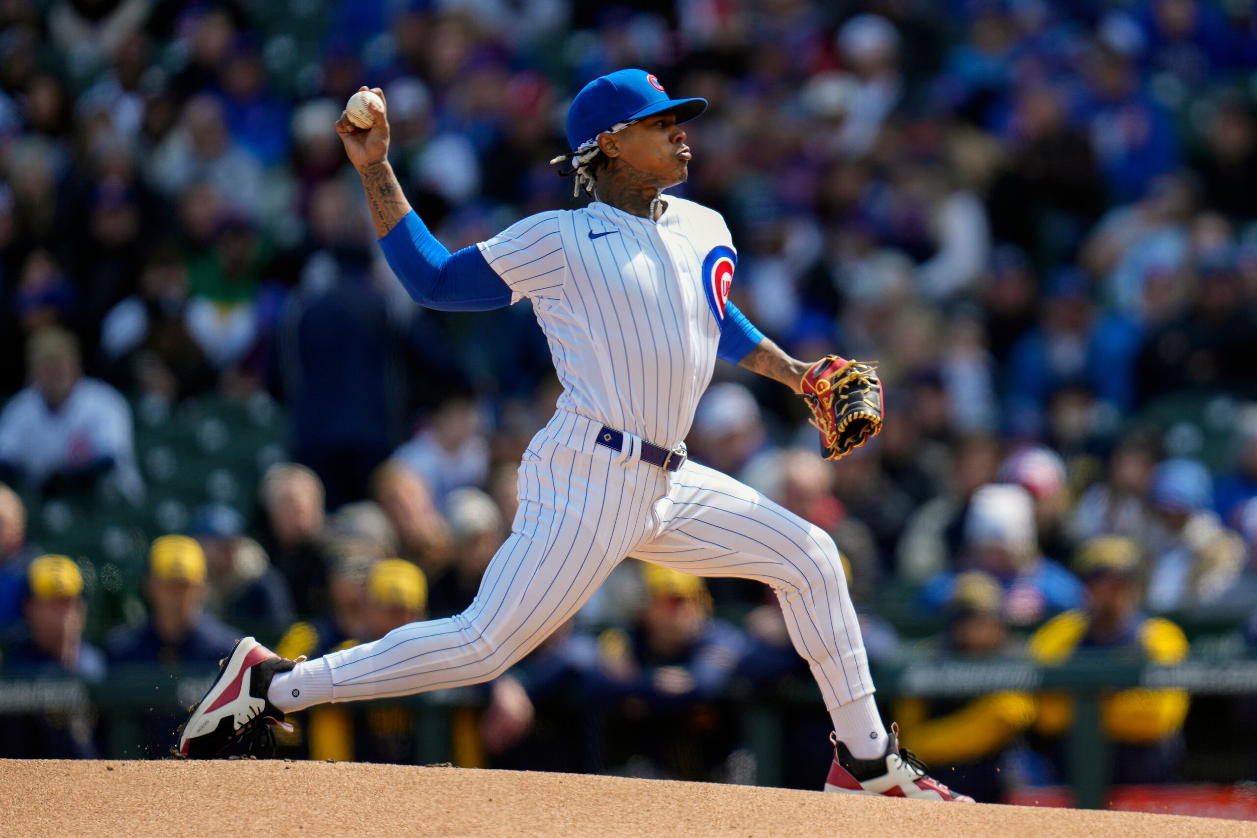 El abridor de los Cachorros de Chicago Marcus Stroman lanza en la primera entrada del juego ante los Cerveceros de Milwaukee el 30 de marzo del 2023. (AP Foto/Erin Hooley)