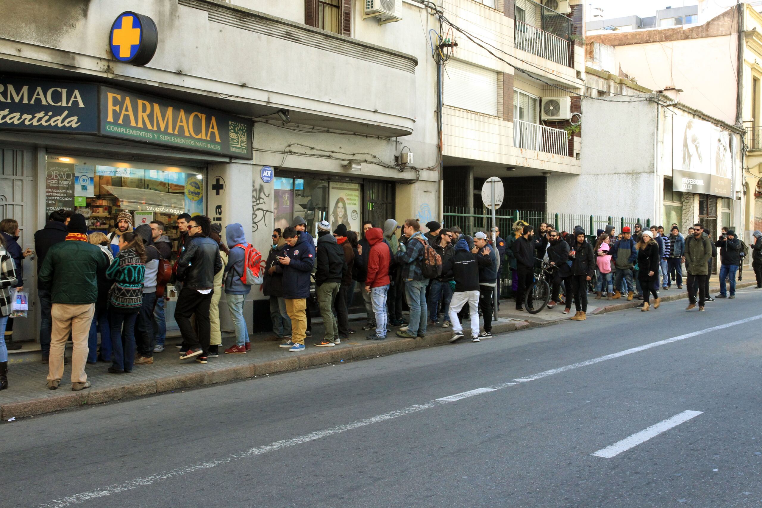 Fotografía de archivo fechada el 23 de julio de 2017 de varias personas mientras hacen fila para comprar marihuana de uso recreativo, en una farmacia de Montevideo (Uruguay). EFE/ Federico Anfitti
