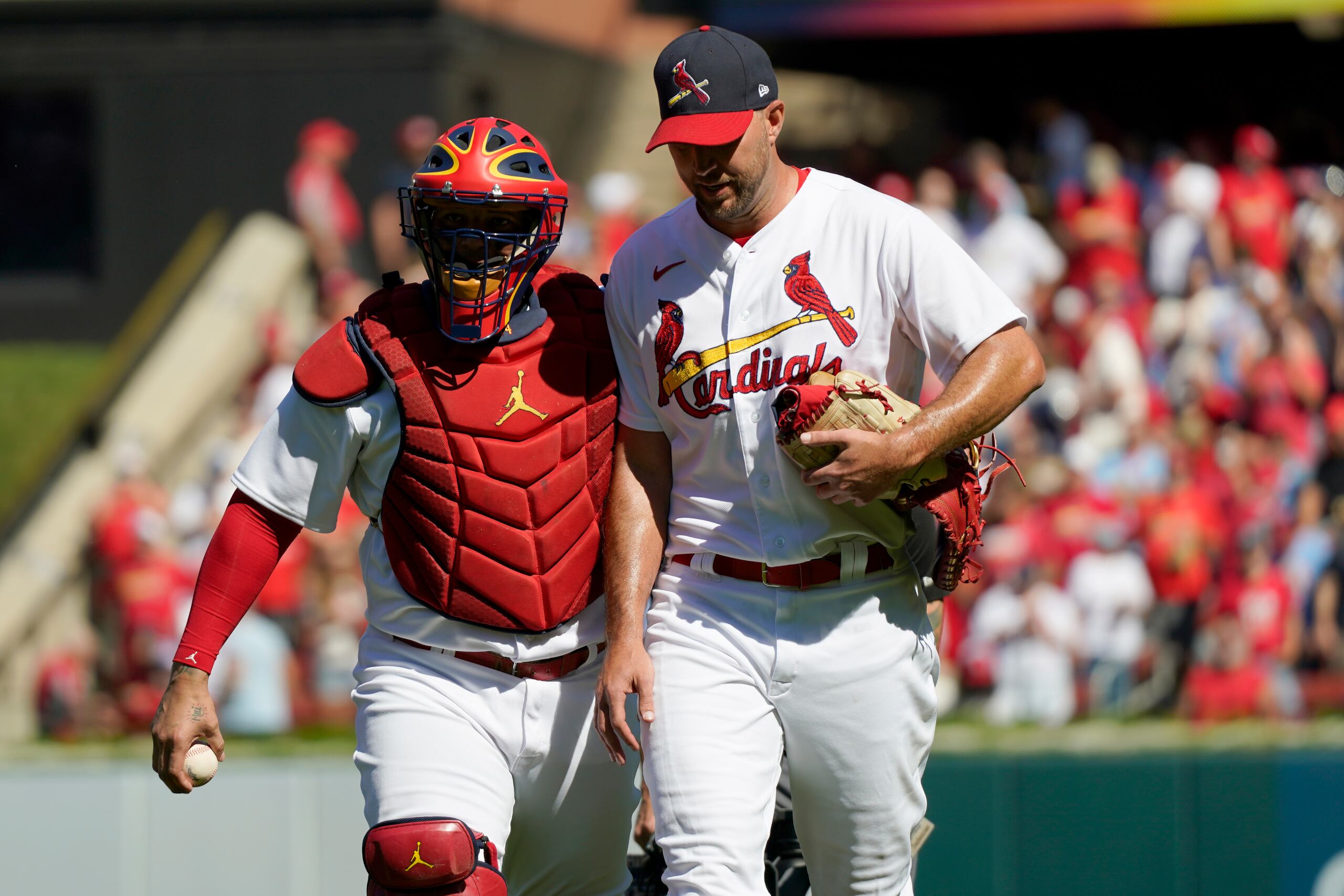 El pitcher Adam Wainwright y el catcher boricua Yadier Molina aparecen aquí en una foto de la pasada temporada. La salida del doradeño del equipo al parecer ha dejado un profundo impacto en los lanzadores.