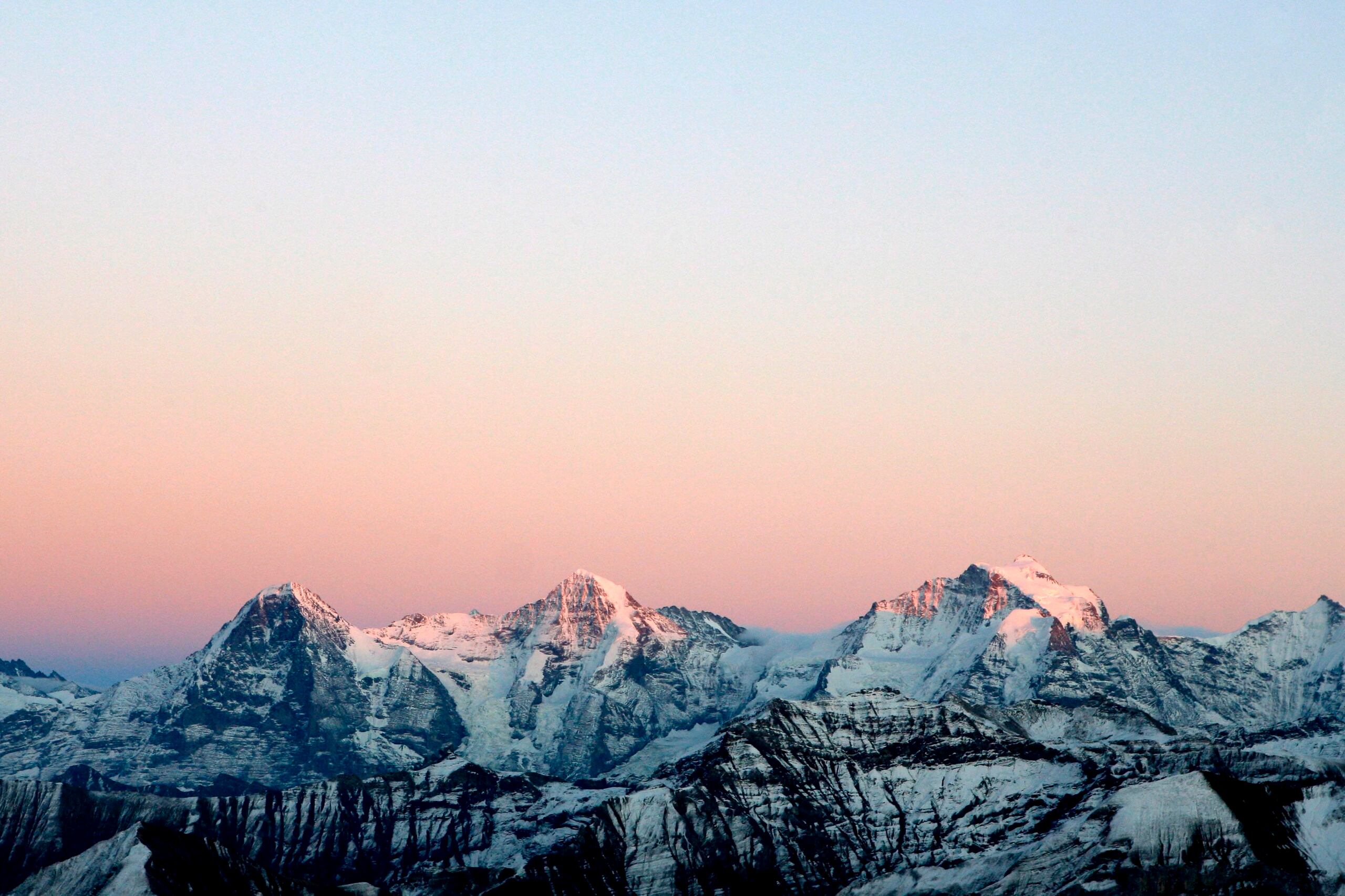 En los meses de verano, la fundición de los glaciares alpinos, cada vez más intensa a causa del cambio climático, permite en ocasiones descubrir restos de alpinistas desaparecidos en diversas épocas.