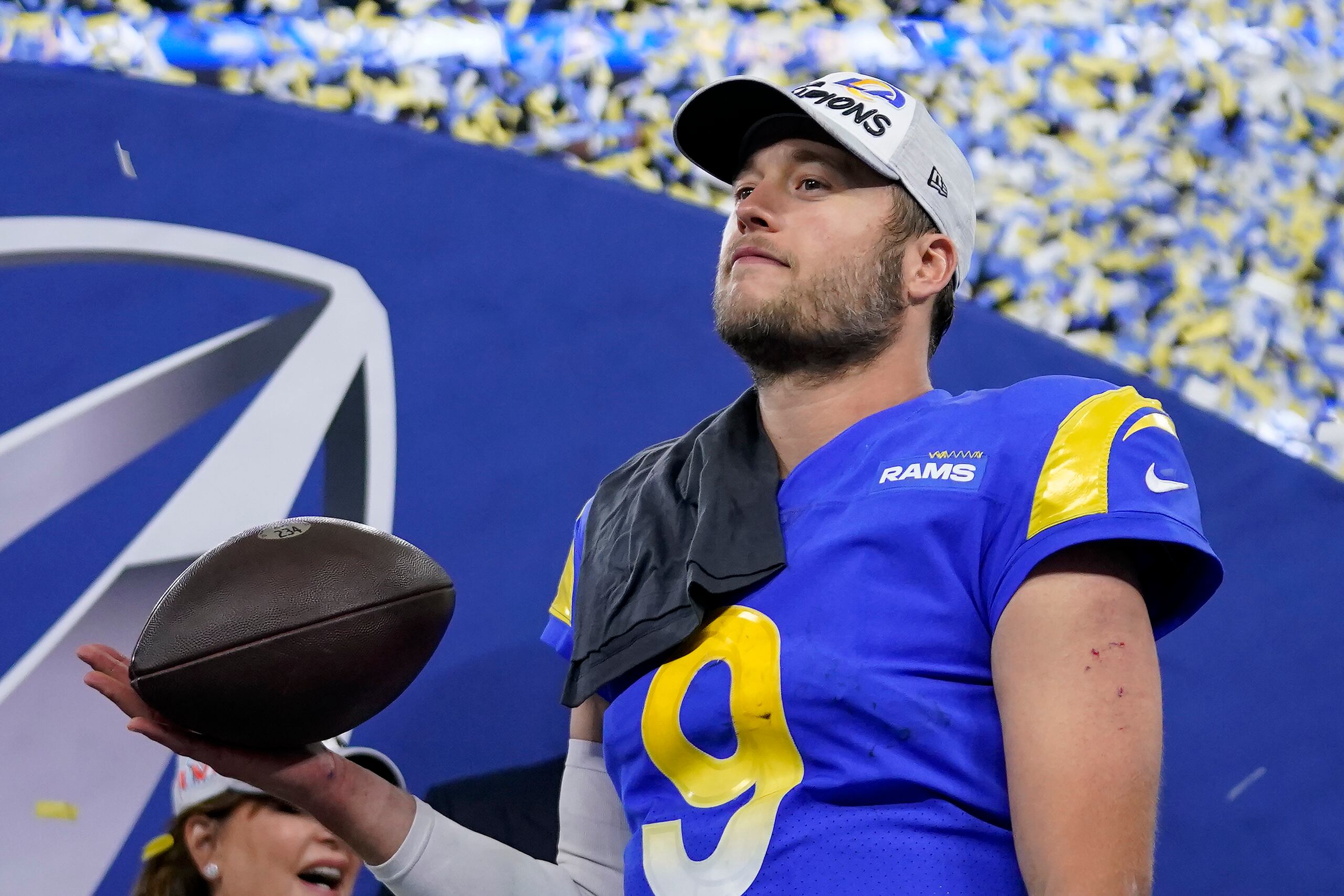 El 'quarterback' de los Rams de Los Ángeles, Matthew Stafford, lució mal al actuar aparentemente indiferente a un accidente que ocurrió frente a él en la celebración del campeonato del Super Bowl.