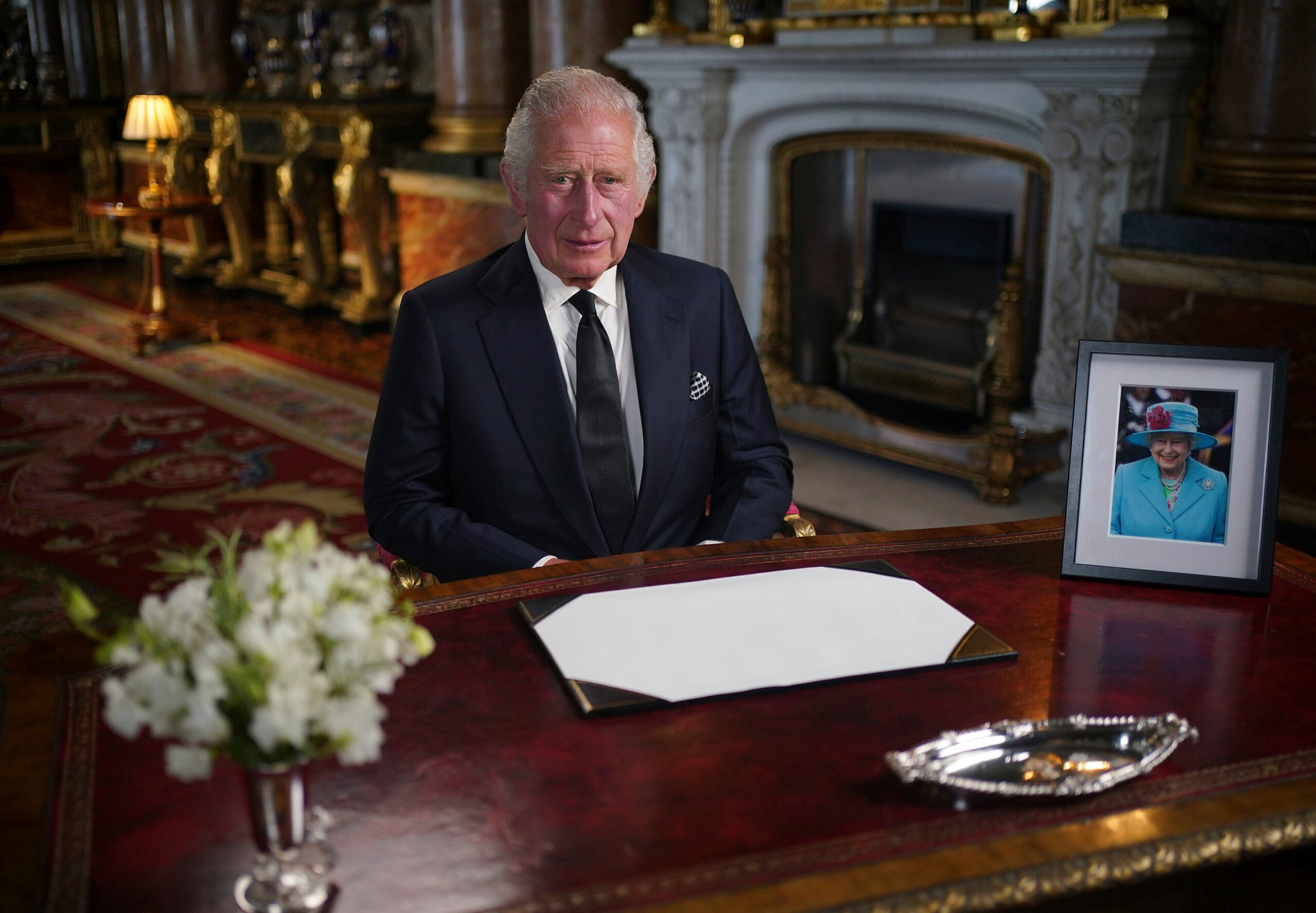 El rey Carlos III de Gran Bretaña pronuncia su primer discurso a la nación y la Mancomunidad de Naciones desde el Palacio de Buckingham el viernes 9 de septiembre de 2022 tras la muerte de la reina Isabel II el jueves. (Yui Mok/Pool Photo via AP)