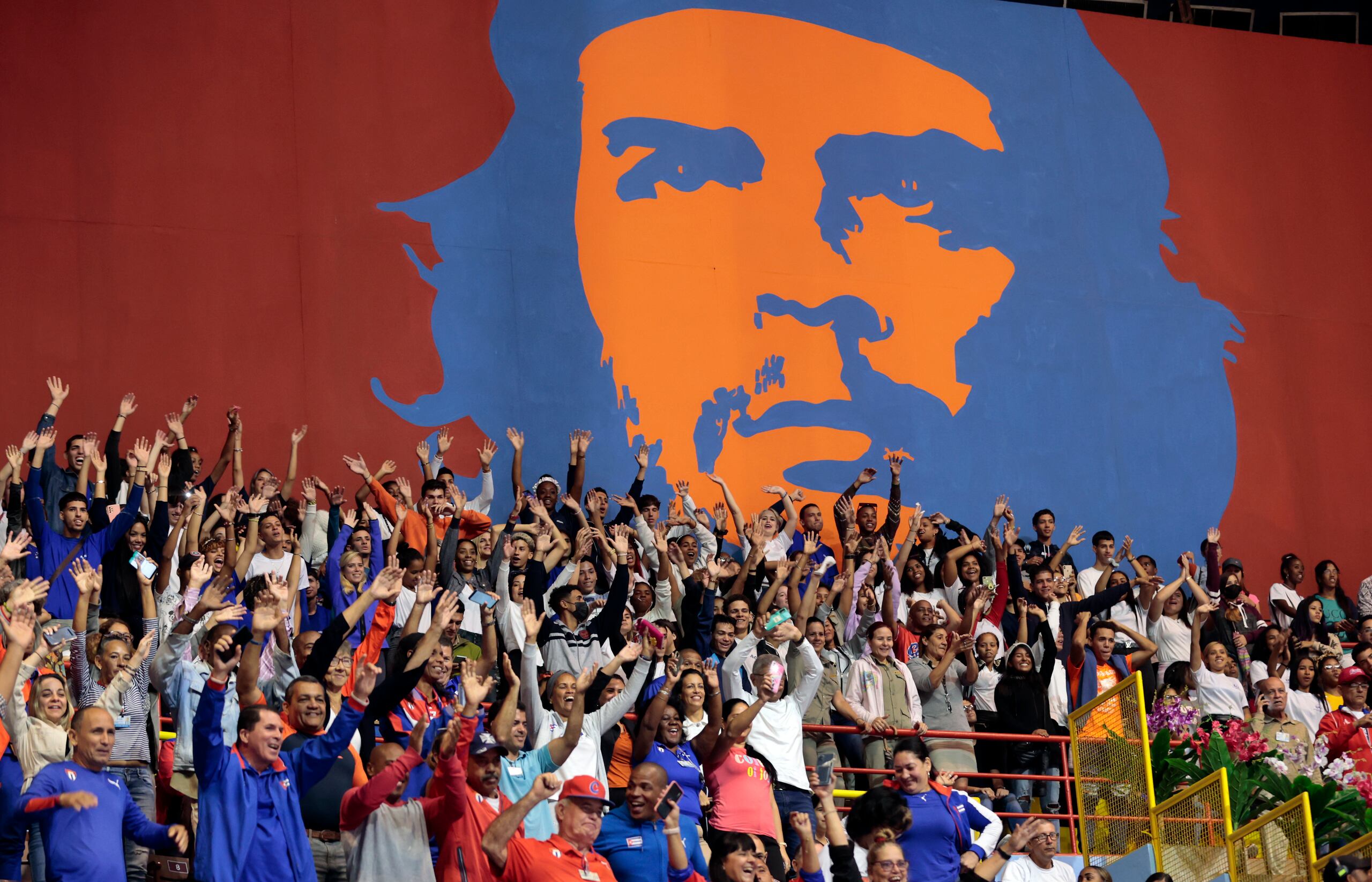 El coliseo de la ciudad deportiva de La Habana estuvo repleto de aficionados que celebraban el retorno de Cuba a los últimos cuatro del Clásico Mundial. 