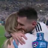 ¿Quién es la mujer con la que Messi se fundió en un emotivo abrazo tras salir campeón del mundo?