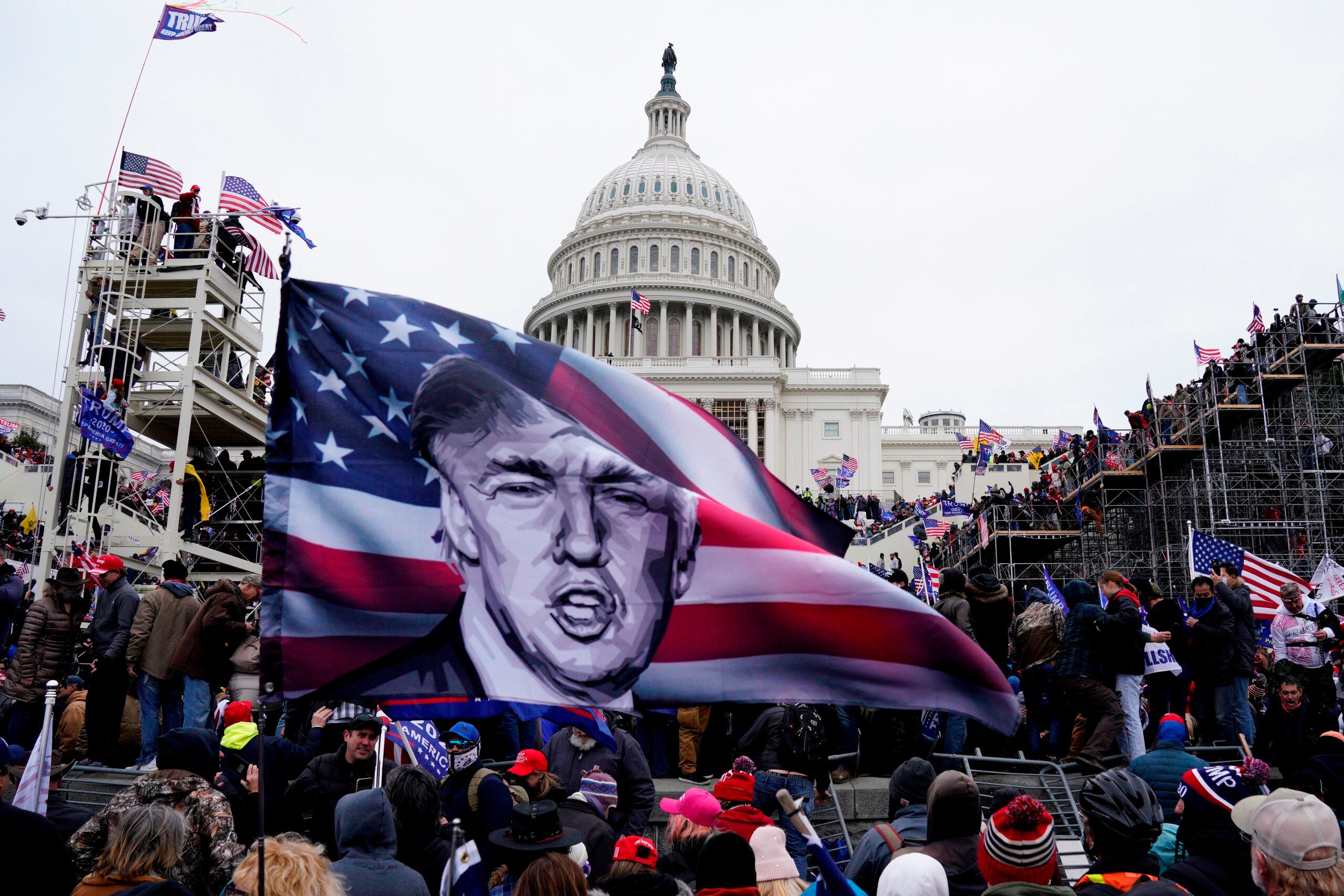 Es largo el historial de Trump de respaldar teorías de conspiración falsas y a menudo racistas con raíces en la ultraderecha.